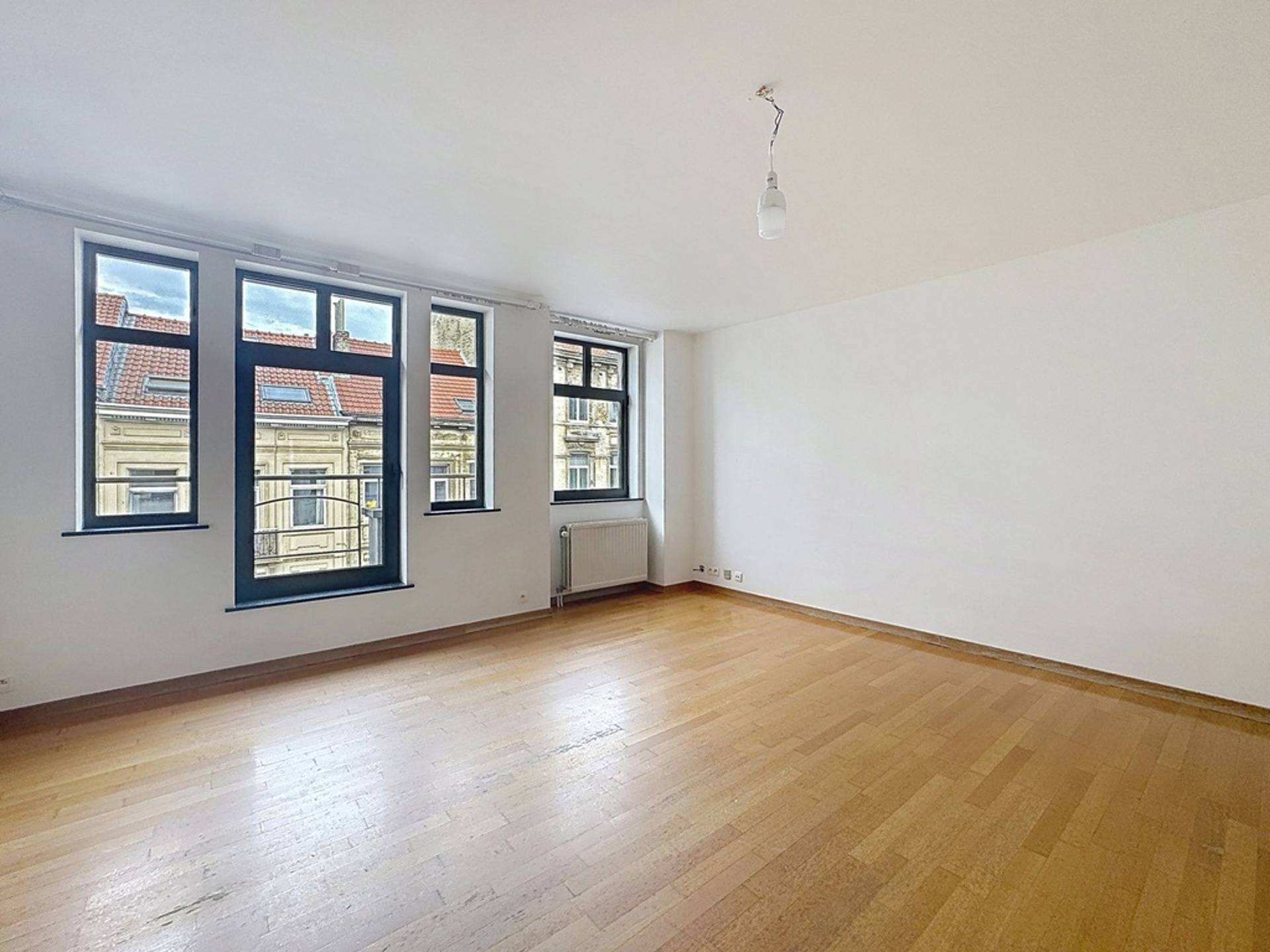 appartement 1.300 € Ixelles Rue Maria Malibran 19 - 1050 Ixelles Idéalement situé proche de la Place Flagey et des Etangs d'Ixelles, Bathim vous propose un bel appartement 2 chambres de 101m² à la loc — Appartement à louer à Brussels