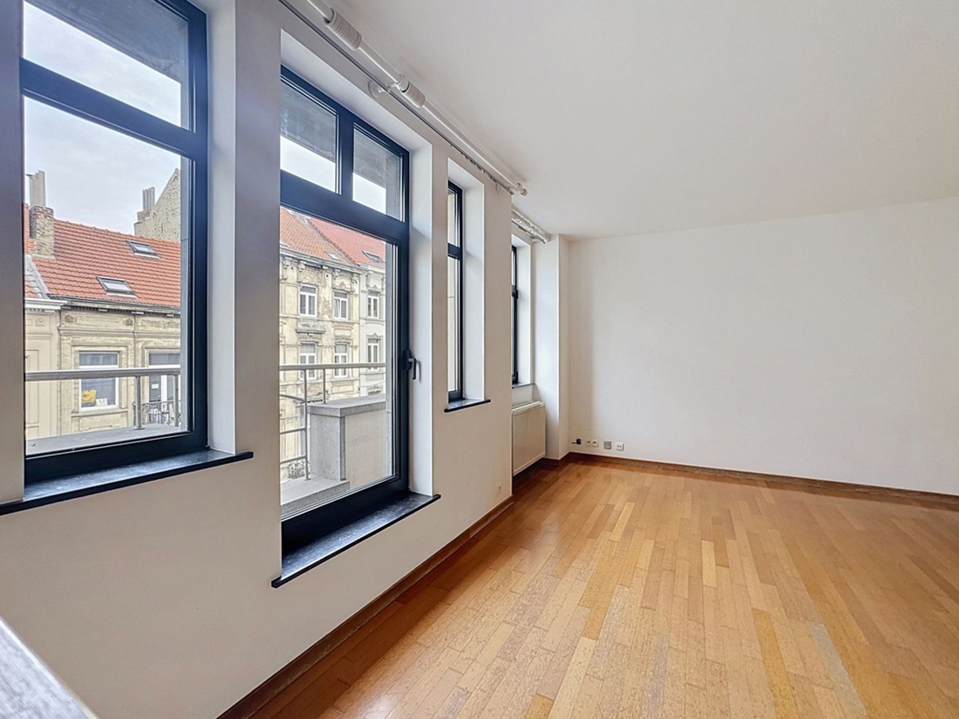 appartement 1.300 € Ixelles Rue Maria Malibran 19 - 1050 Ixelles Idéalement situé proche de la Place Flagey et des Etangs d'Ixelles, Bathim vous propose un bel appartement 2 chambres de 101m² à la loc — Appartement à louer à Brussels