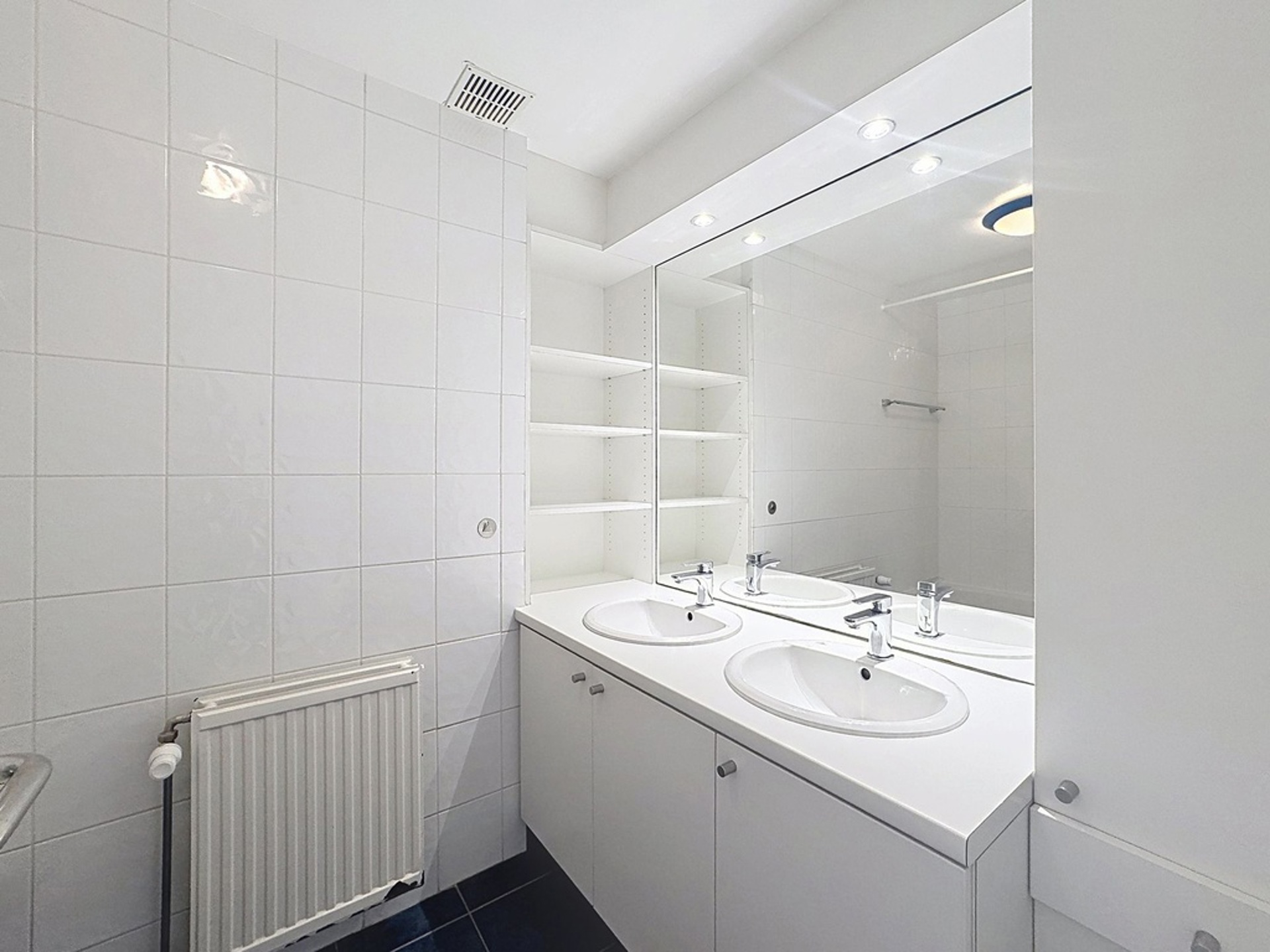 appartement 1.300 € Ixelles Rue Maria Malibran 19 - 1050 Ixelles Idéalement situé proche de la Place Flagey et des Etangs d'Ixelles, Bathim vous propose un bel appartement 2 chambres de 101m² à la loc — Appartement à louer à Brussels