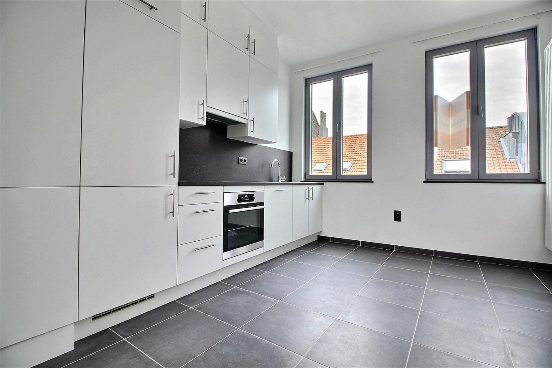 appartement 1.150 € Ixelles Rue des Drapiers 57 - 1050 Ixelles Bathim vous propose un magnifique appartement entièrement rénové à proximité immédiate de l'Avenue Louise. Celui-ci se compose comme suit — Appartement à louer à Brussels