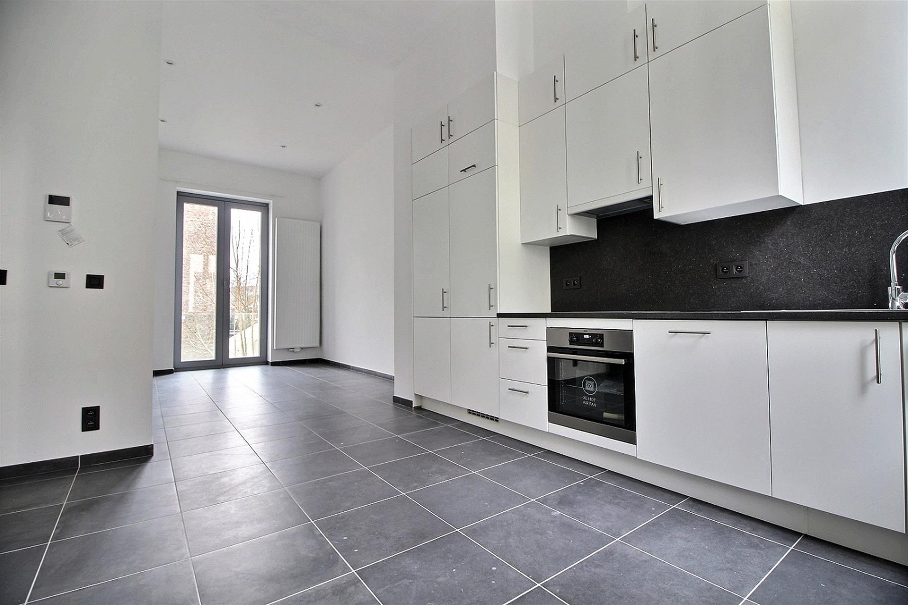 appartement 1.150 € Ixelles Rue des Drapiers 57 - 1050 Ixelles Bathim vous propose un magnifique appartement entièrement rénové à proximité immédiate de l'Avenue Louise. Celui-ci se compose comme suit — Appartement à louer à Brussels