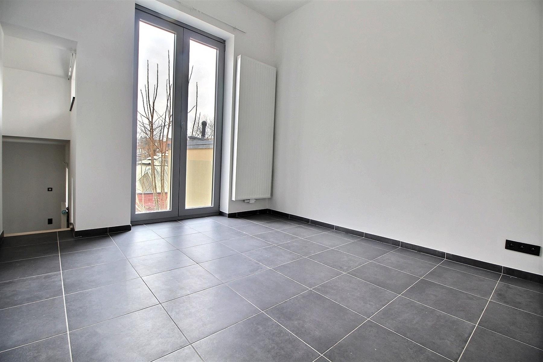 appartement 1.150 € Ixelles Rue des Drapiers 57 - 1050 Ixelles Bathim vous propose un magnifique appartement entièrement rénové à proximité immédiate de l'Avenue Louise. Celui-ci se compose comme suit — Appartement à louer à Brussels