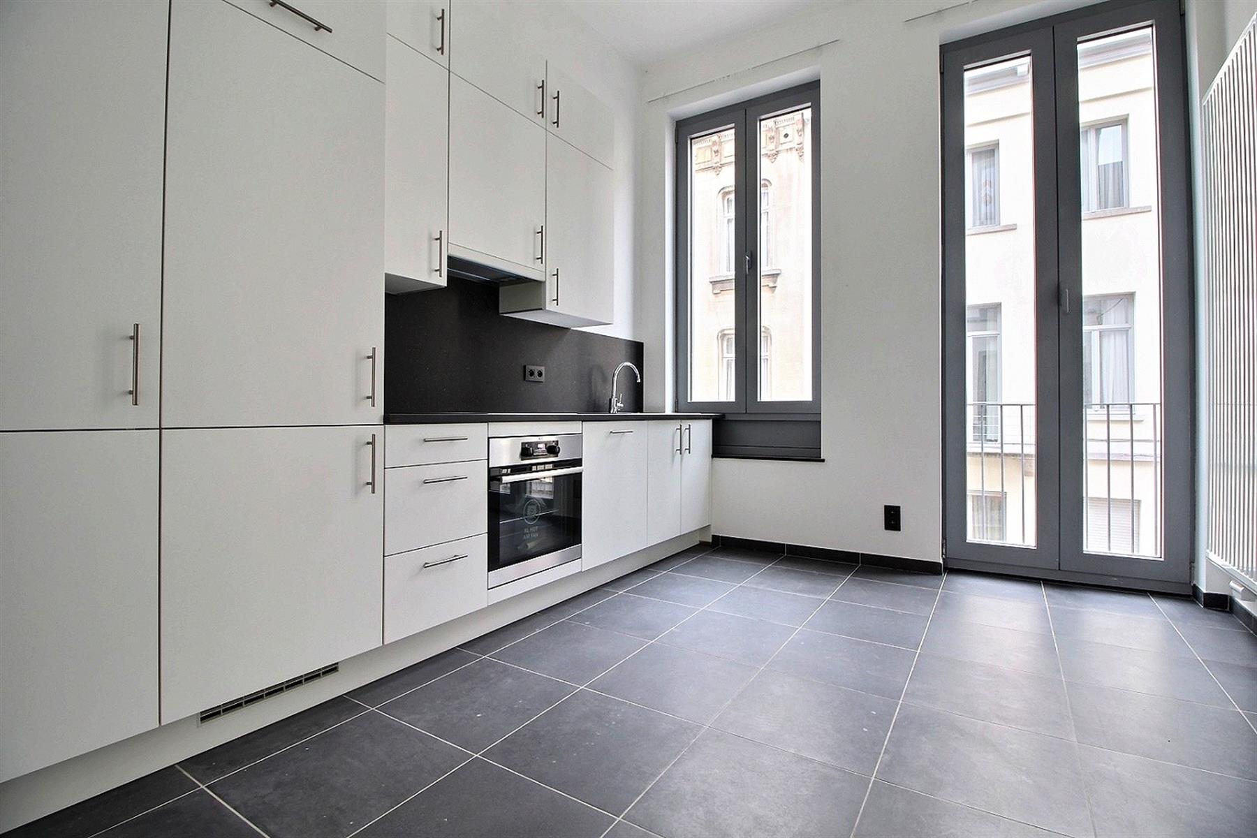 appartement 1.150 € Ixelles Rue des Drapiers 57 - 1050 Ixelles Bathim vous propose un magnifique appartement entièrement rénové à proximité immédiate de l'Avenue Louise. Celui-ci se compose comme suit — Appartement à louer à Brussels