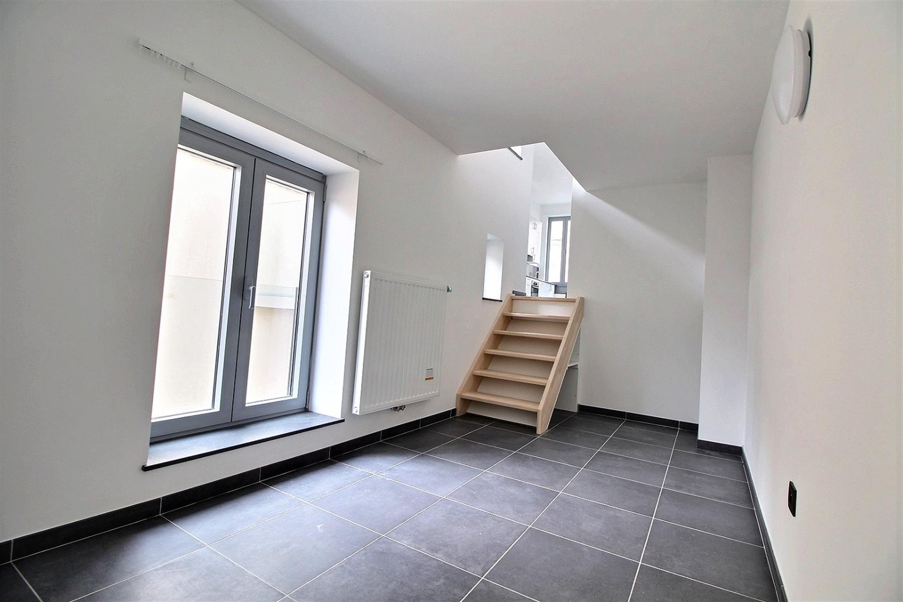 appartement 1.150 € Ixelles Rue des Drapiers 57 - 1050 Ixelles Bathim vous propose un magnifique appartement entièrement rénové à proximité immédiate de l'Avenue Louise. Celui-ci se compose comme suit — Appartement à louer à Brussels
