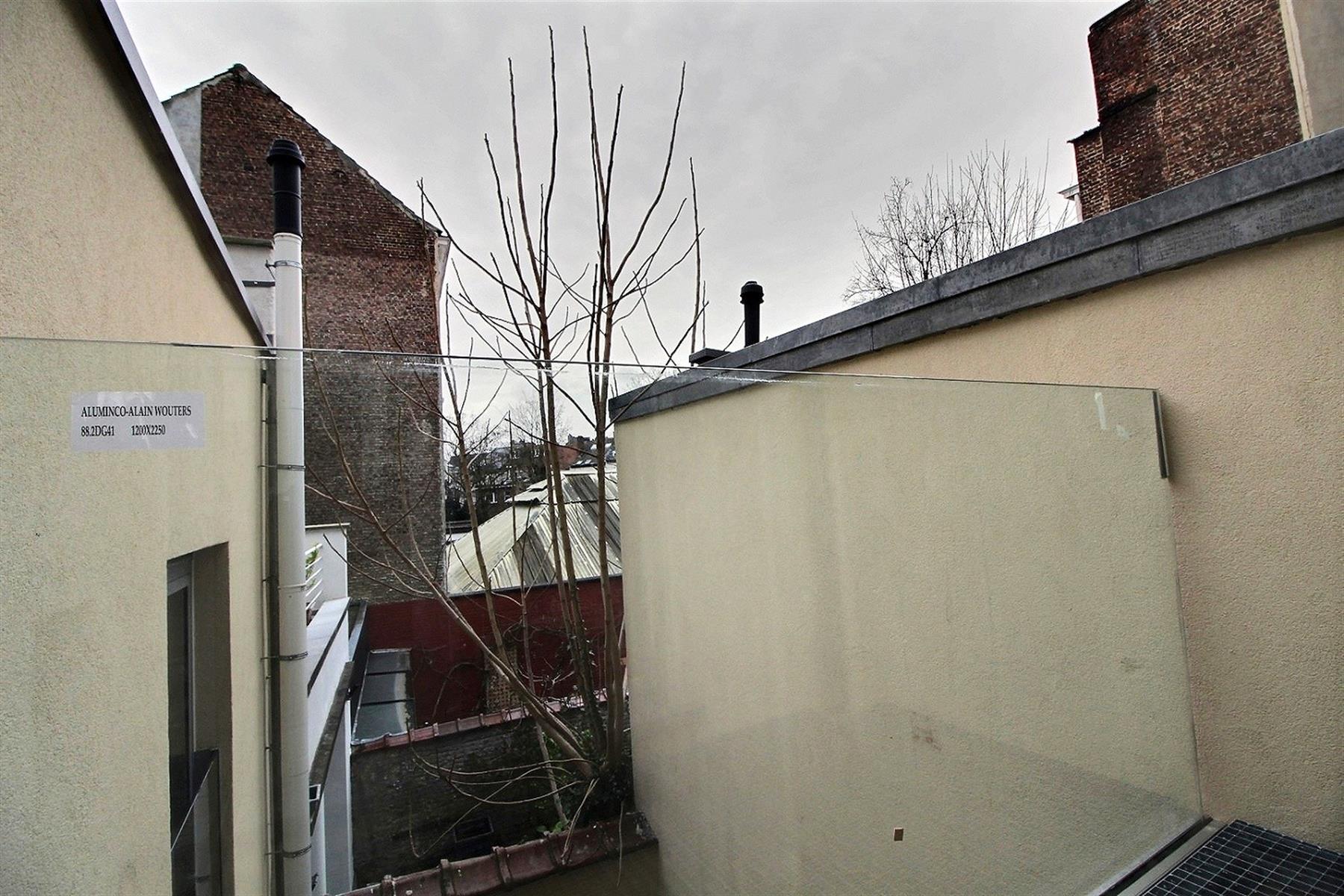 appartement 1.150 € Ixelles Rue des Drapiers 57 - 1050 Ixelles Bathim vous propose un magnifique appartement entièrement rénové à proximité immédiate de l'Avenue Louise. Celui-ci se compose comme suit — Appartement à louer à Brussels