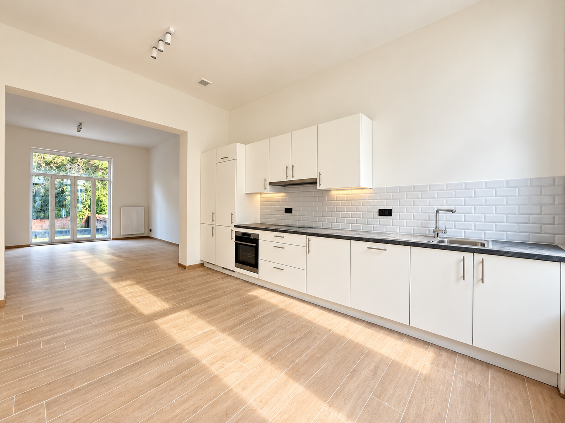 appartement 1.125 € Ixelles Rue des Drapiers 52 - 1050 Ixelles Bathim vous propose un magnifique appartement STUDIO entièrement rénové à proximité immédiate de l'Avenue Louise. Celui-ci se compose com — Studio à louer à Brussels