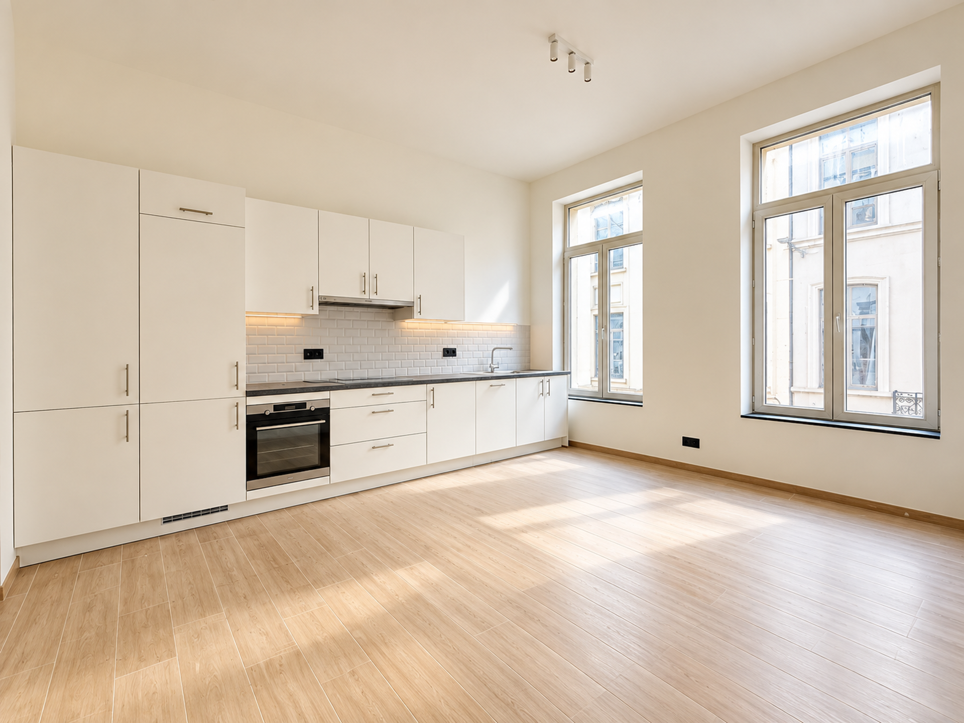 appartement 1.125 € Ixelles Rue des Drapiers 52 - 1050 Ixelles Bathim vous propose un magnifique appartement STUDIO entièrement rénové à proximité immédiate de l'Avenue Louise. Celui-ci se compose com — Studio à louer à Brussels