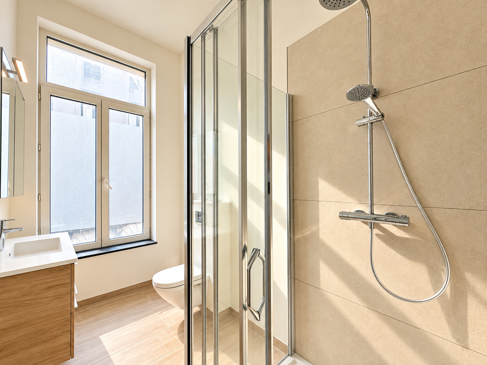 appartement 1.125 € Ixelles Rue des Drapiers 52 - 1050 Ixelles Bathim vous propose un magnifique appartement STUDIO entièrement rénové à proximité immédiate de l'Avenue Louise. Celui-ci se compose com — Studio à louer à Brussels