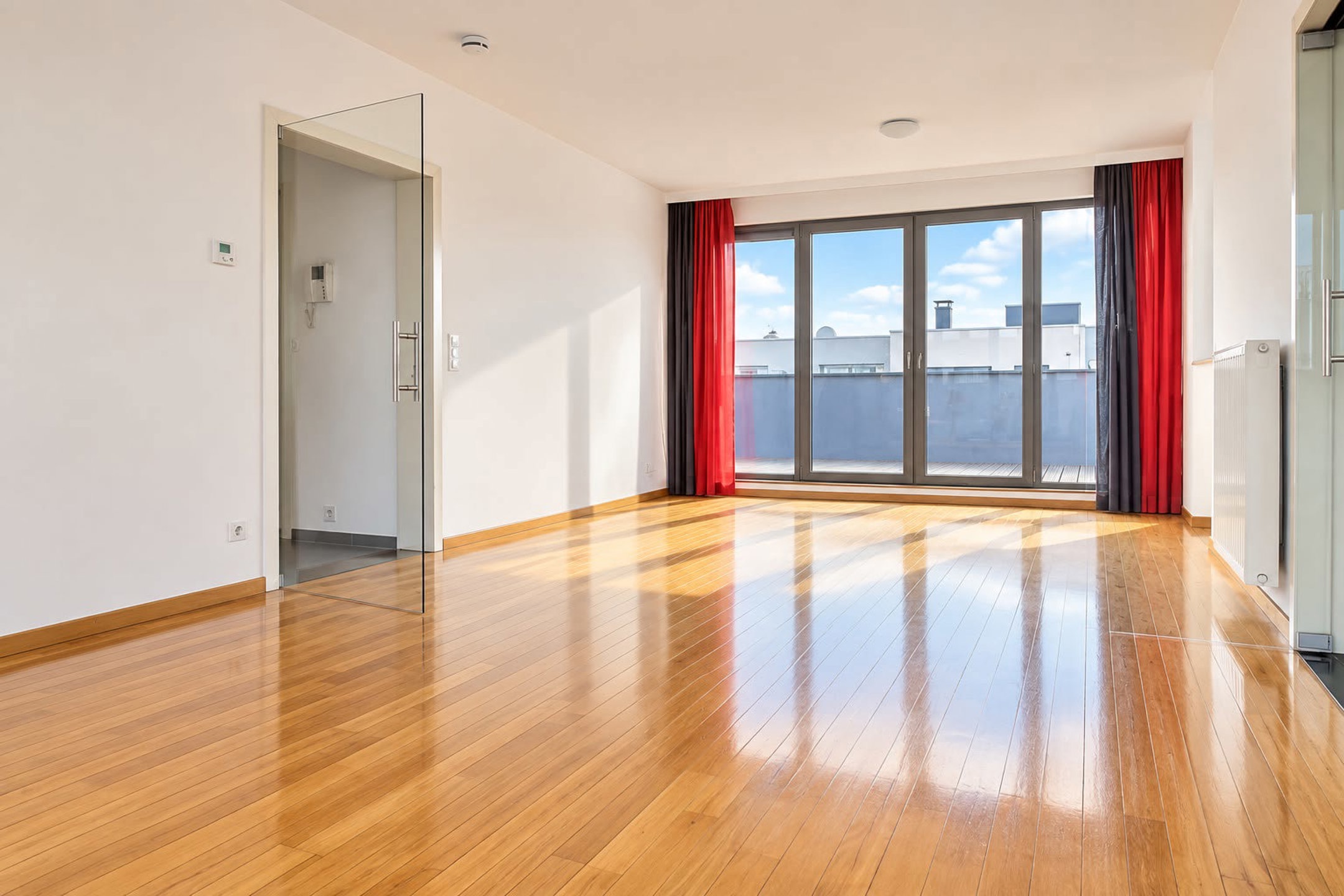 appartement 1.800 € Schaerbeek Boulevard Lambermont 220 - 1030 Schaerbeek Situé au 7ᵉ étage d’un immeuble récent, à proximité immédiate du parc Josaphat et du centre sportif Kinetix, ce lumineux penth — Logement à louer à Brussels