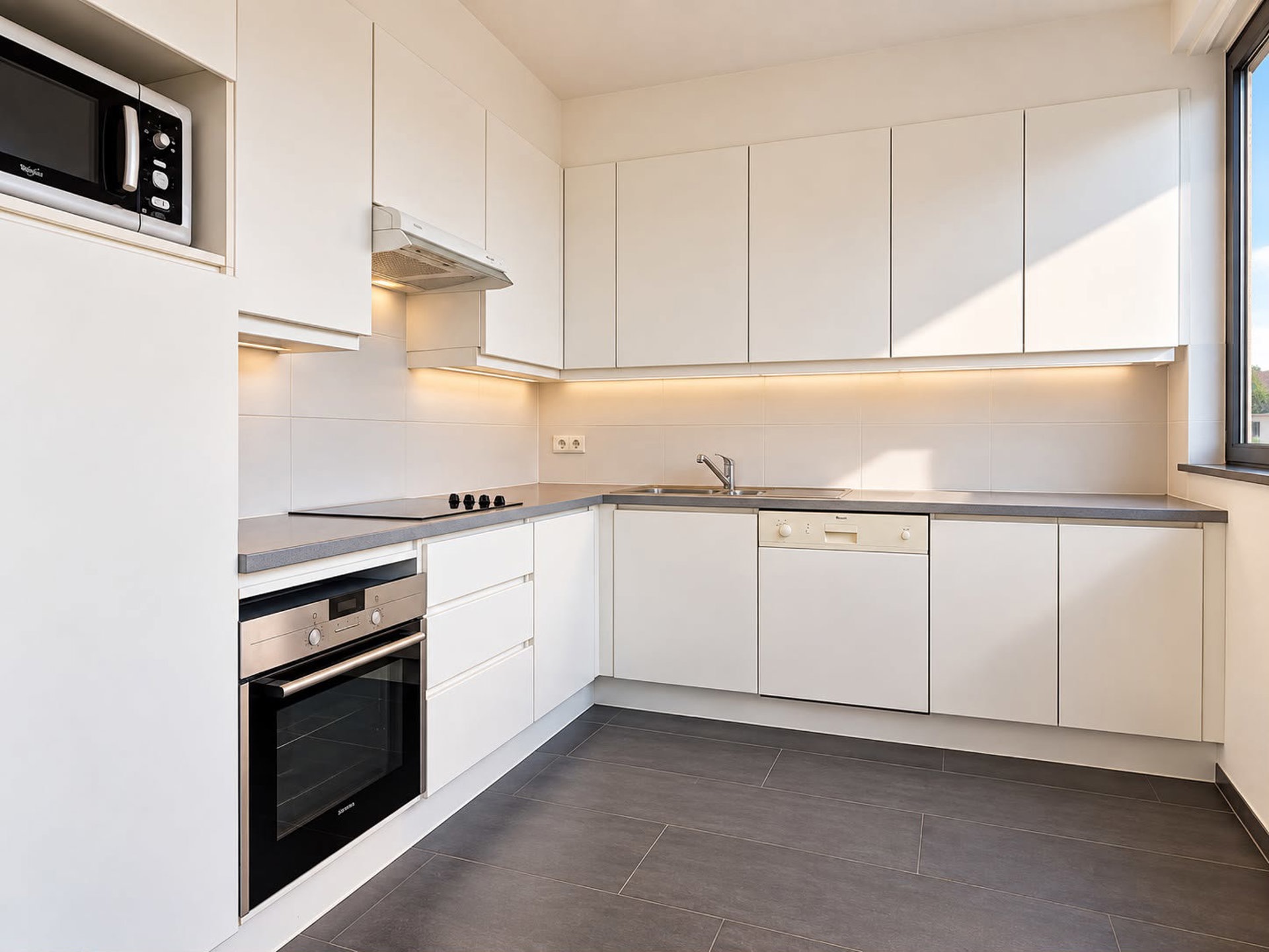 appartement 1.800 € Schaerbeek Boulevard Lambermont 220 - 1030 Schaerbeek Situé au 7ᵉ étage d’un immeuble récent, à proximité immédiate du parc Josaphat et du centre sportif Kinetix, ce lumineux penth — Logement à louer à Brussels