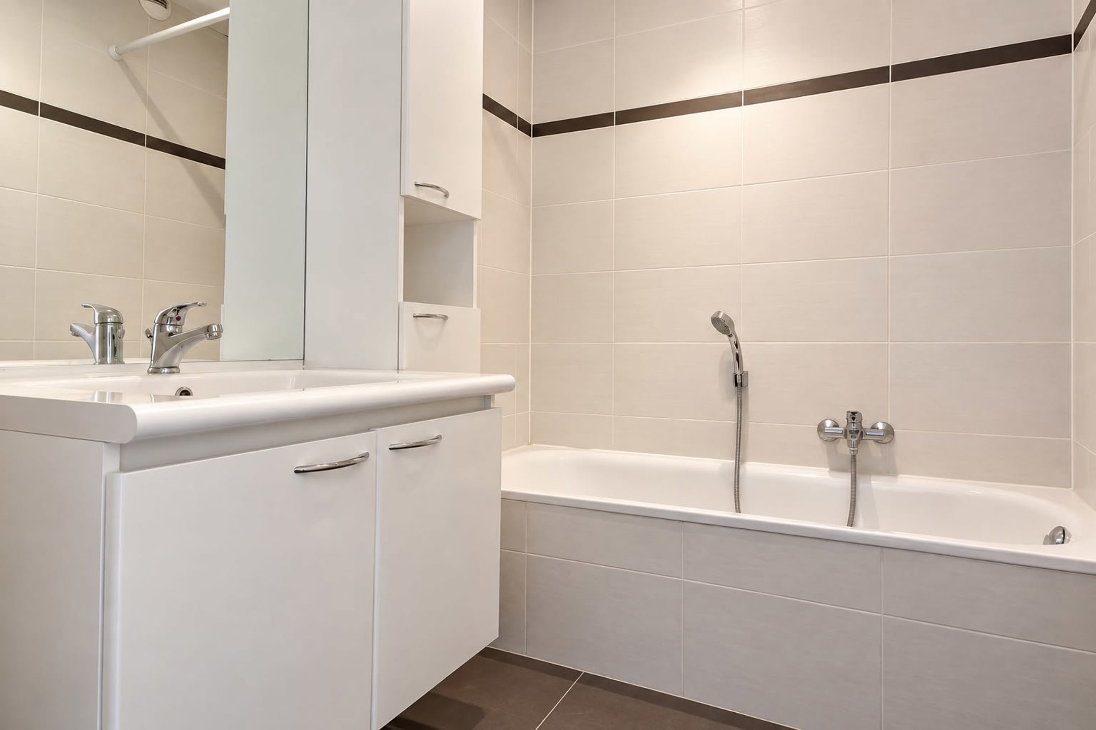 appartement 1.800 € Schaerbeek Boulevard Lambermont 220 - 1030 Schaerbeek Situé au 7ᵉ étage d’un immeuble récent, à proximité immédiate du parc Josaphat et du centre sportif Kinetix, ce lumineux penth — Logement à louer à Brussels