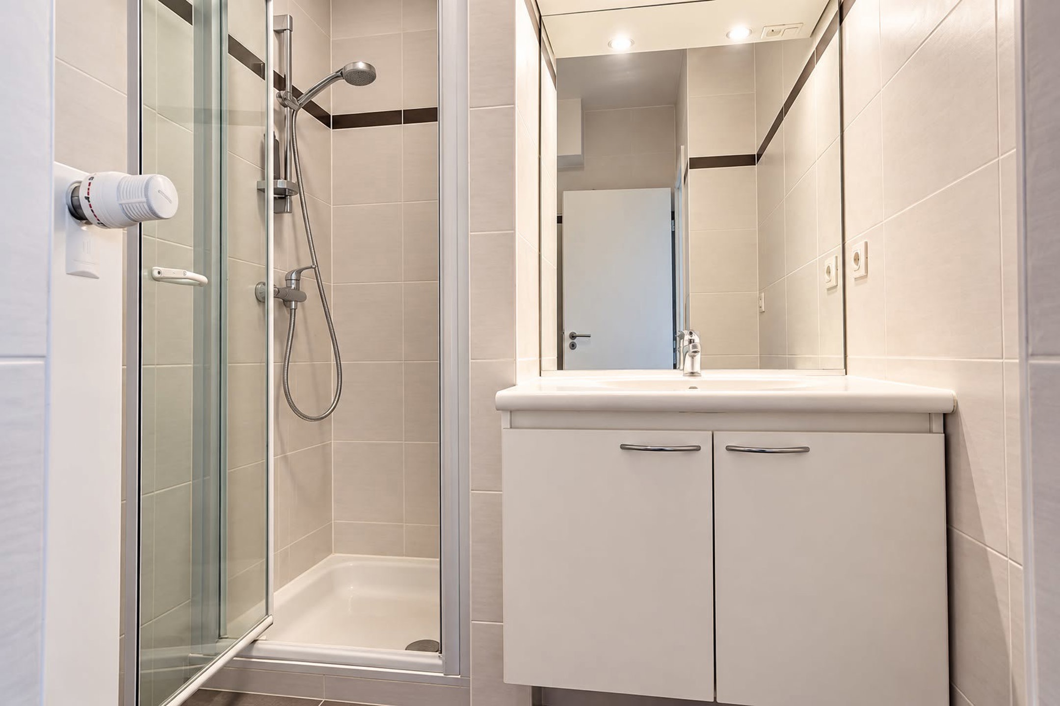appartement 1.800 € Schaerbeek Boulevard Lambermont 220 - 1030 Schaerbeek Situé au 7ᵉ étage d’un immeuble récent, à proximité immédiate du parc Josaphat et du centre sportif Kinetix, ce lumineux penth — Logement à louer à Brussels