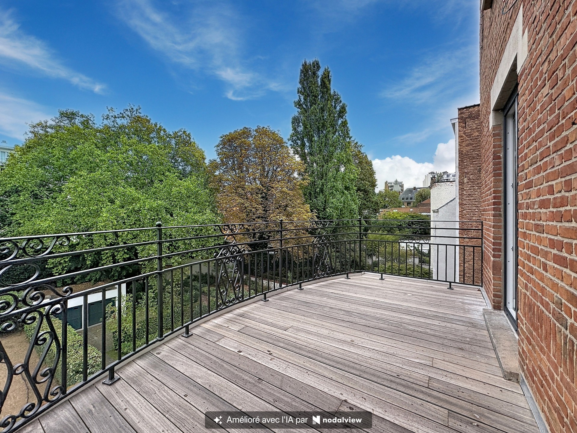 appartement 2.300 € Ixelles Avenue Emile Duray 20 - 1050 Ixelles Bathim & Co vous propose ce superbe appartement entièrement rénové de 128 m², en première occupation après rénovation. Idéalement situé — Appartement à louer à Brussels