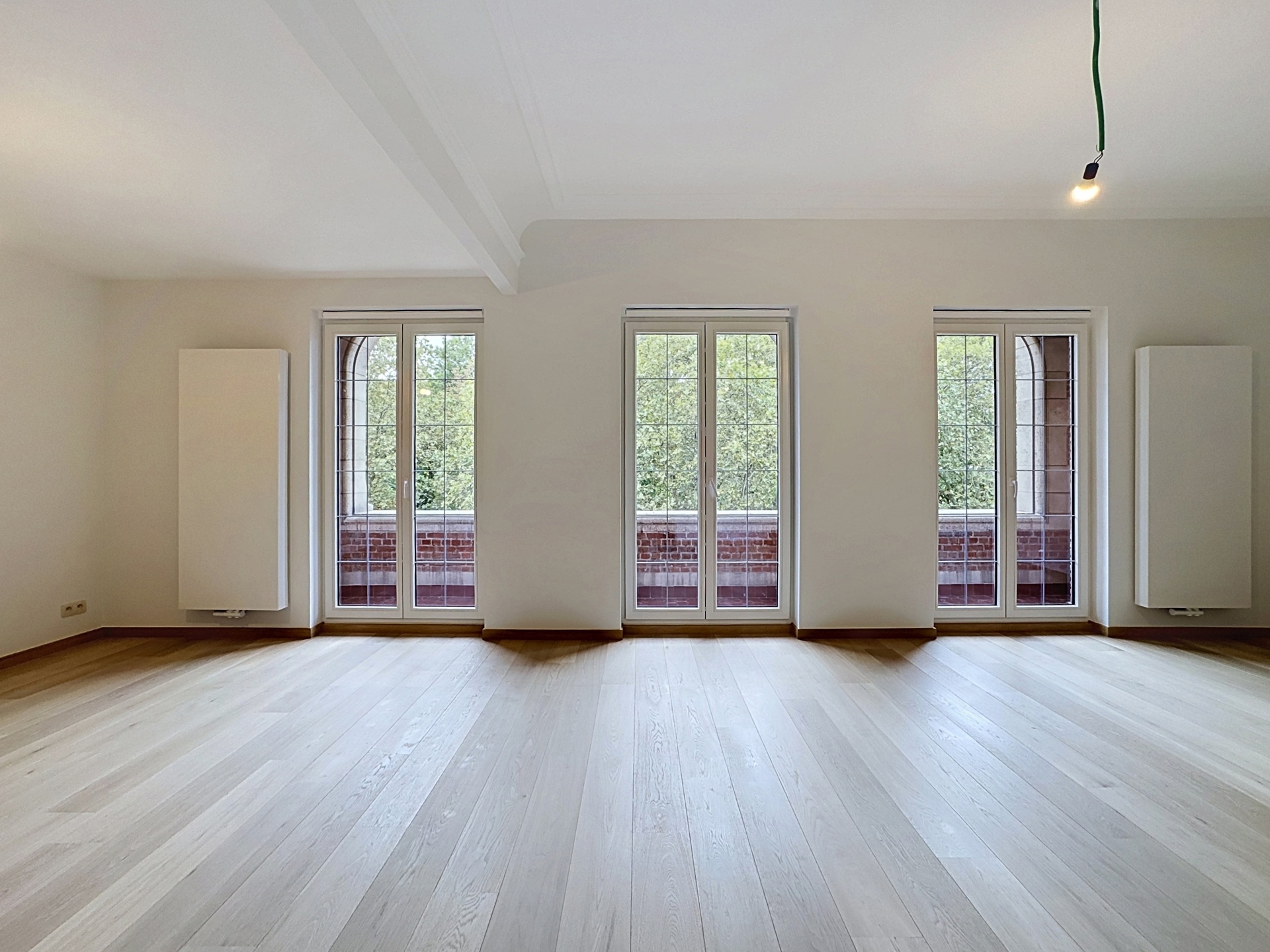 appartement 2.300 € Ixelles Avenue Emile Duray 20 - 1050 Ixelles Bathim & Co vous propose ce superbe appartement entièrement rénové de 128 m², en première occupation après rénovation. Idéalement situé — Appartement à louer à Brussels