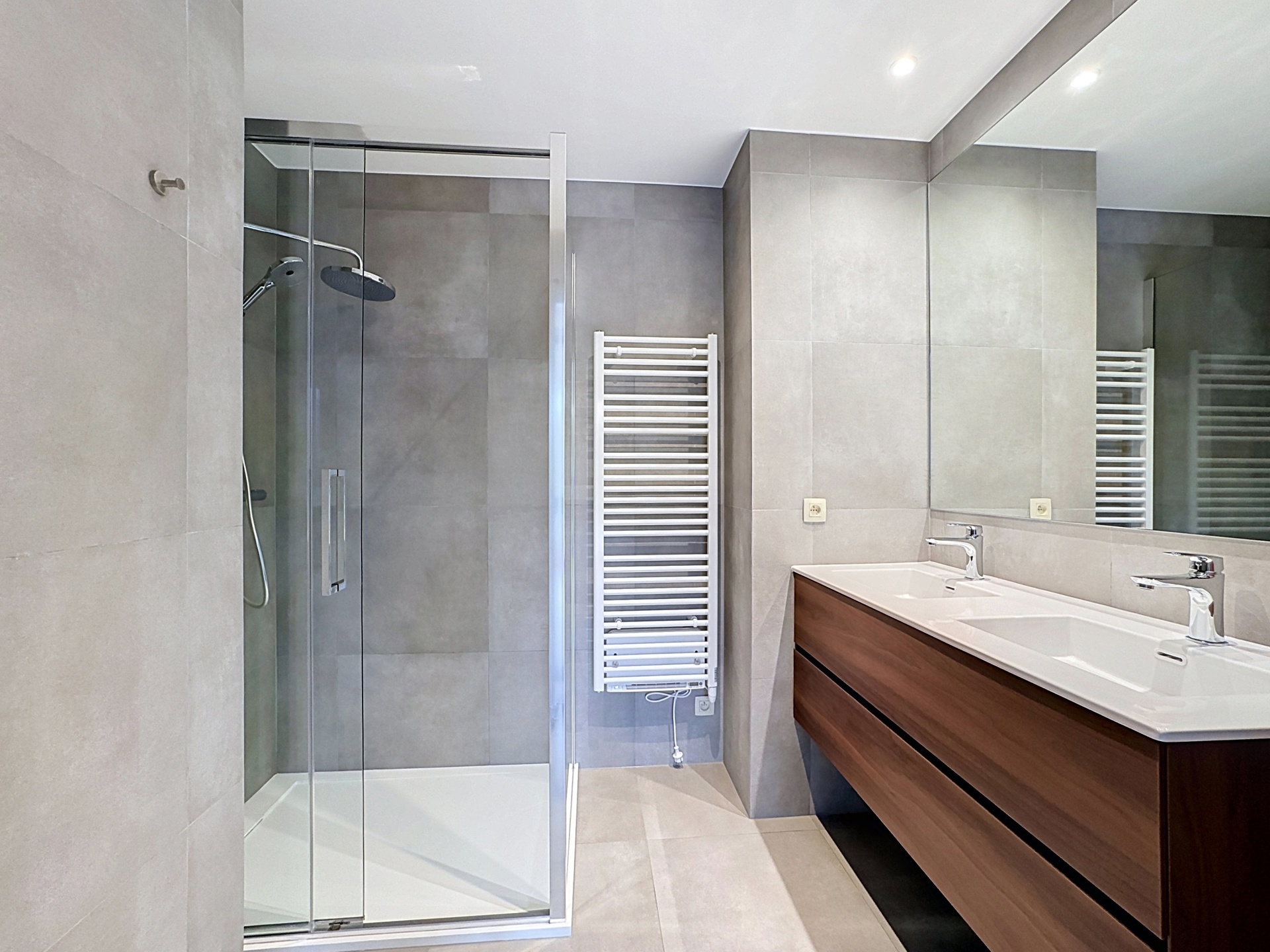 appartement 2.300 € Ixelles Avenue Emile Duray 20 - 1050 Ixelles Bathim & Co vous propose ce superbe appartement entièrement rénové de 128 m², en première occupation après rénovation. Idéalement situé — Appartement à louer à Brussels