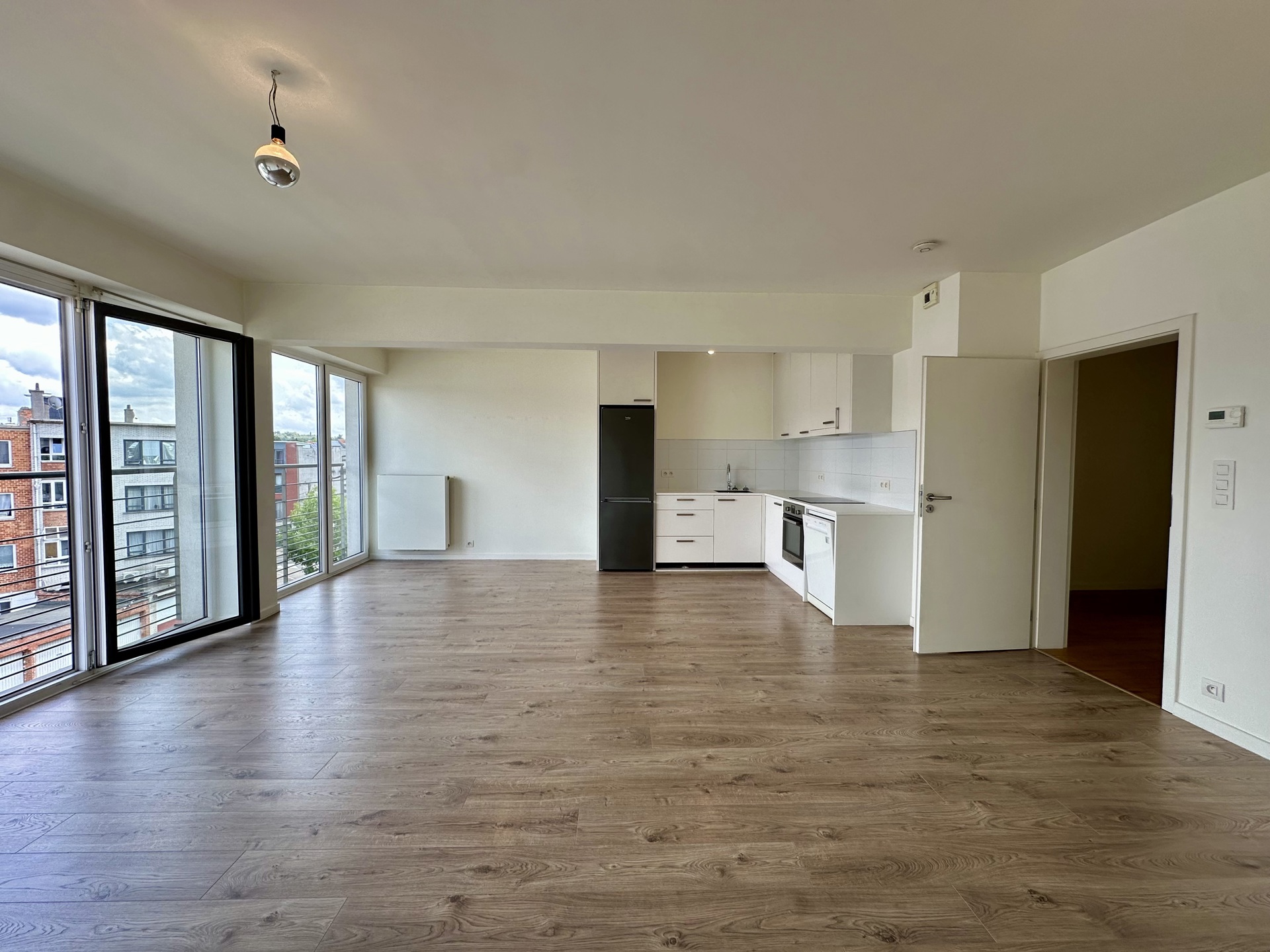 appartement 1.290 € Uccle Fleurbeekstraat 14 - 1180 Uccle Stalle | Bathim vous présente ce lumineux appartement 2 chambres, au rez-de-chaussée d'un immeuble récent avec ascenseur. Situé à proximité de — Logement à louer à Brussels