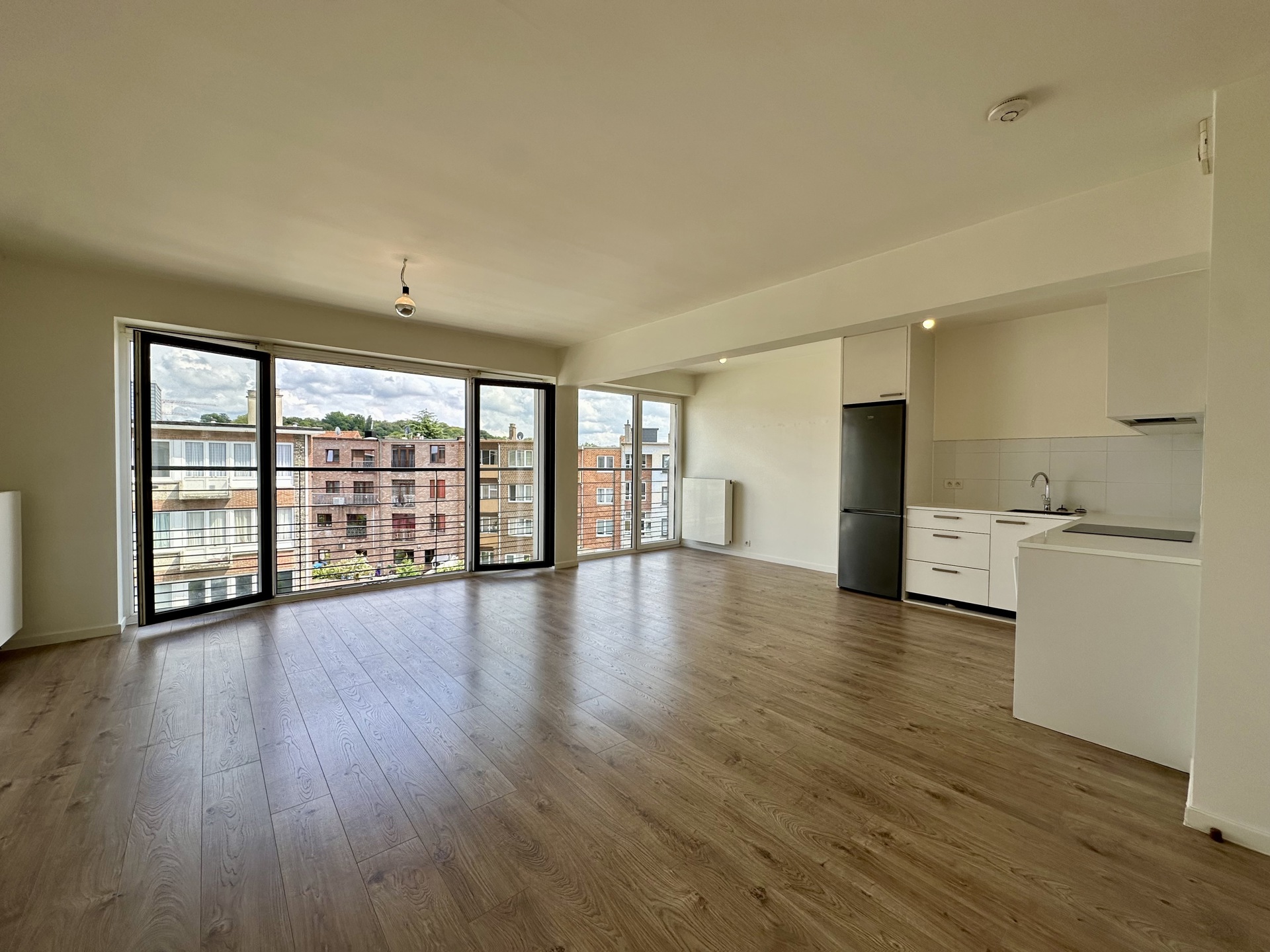 appartement 1.290 € Uccle Fleurbeekstraat 14 - 1180 Uccle Stalle | Bathim vous présente ce lumineux appartement 2 chambres, au rez-de-chaussée d'un immeuble récent avec ascenseur. Situé à proximité de — Logement à louer à Brussels