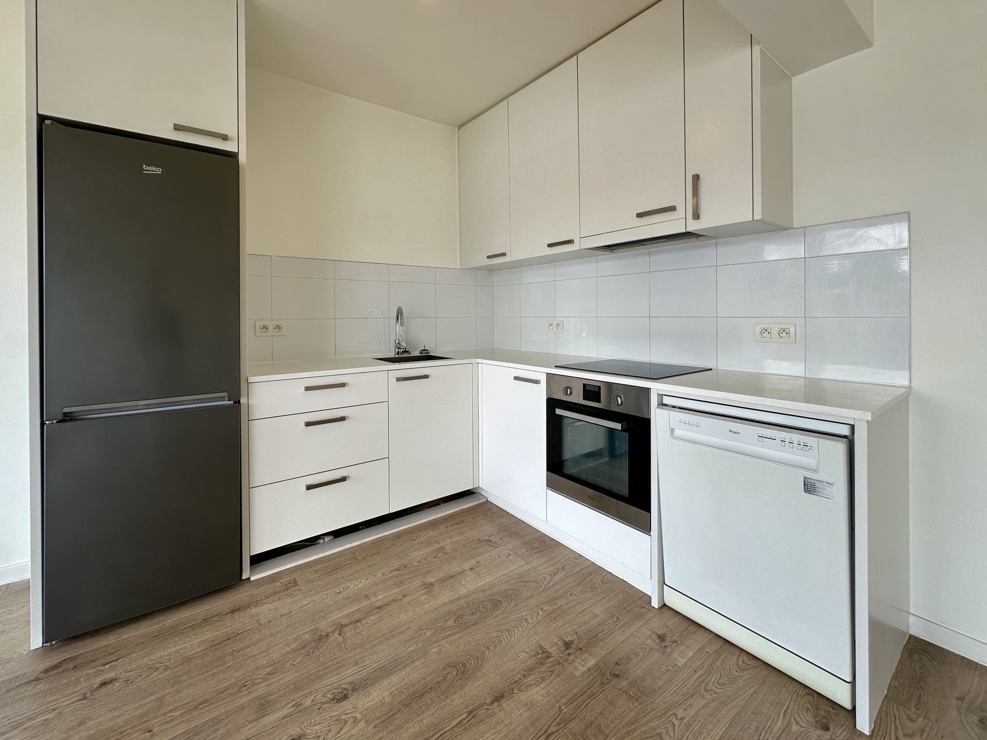 appartement 1.290 € Uccle Fleurbeekstraat 14 - 1180 Uccle Stalle | Bathim vous présente ce lumineux appartement 2 chambres, au rez-de-chaussée d'un immeuble récent avec ascenseur. Situé à proximité de — Logement à louer à Brussels