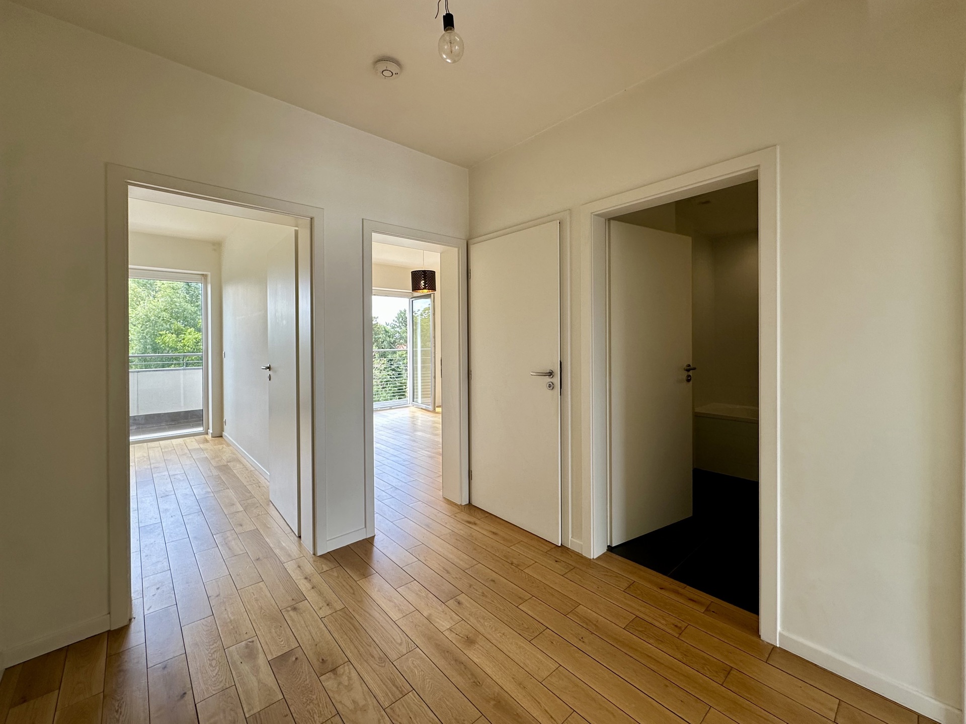 appartement 1.290 € Uccle Fleurbeekstraat 14 - 1180 Uccle Stalle | Bathim vous présente ce lumineux appartement 2 chambres, au rez-de-chaussée d'un immeuble récent avec ascenseur. Situé à proximité de — Logement à louer à Brussels