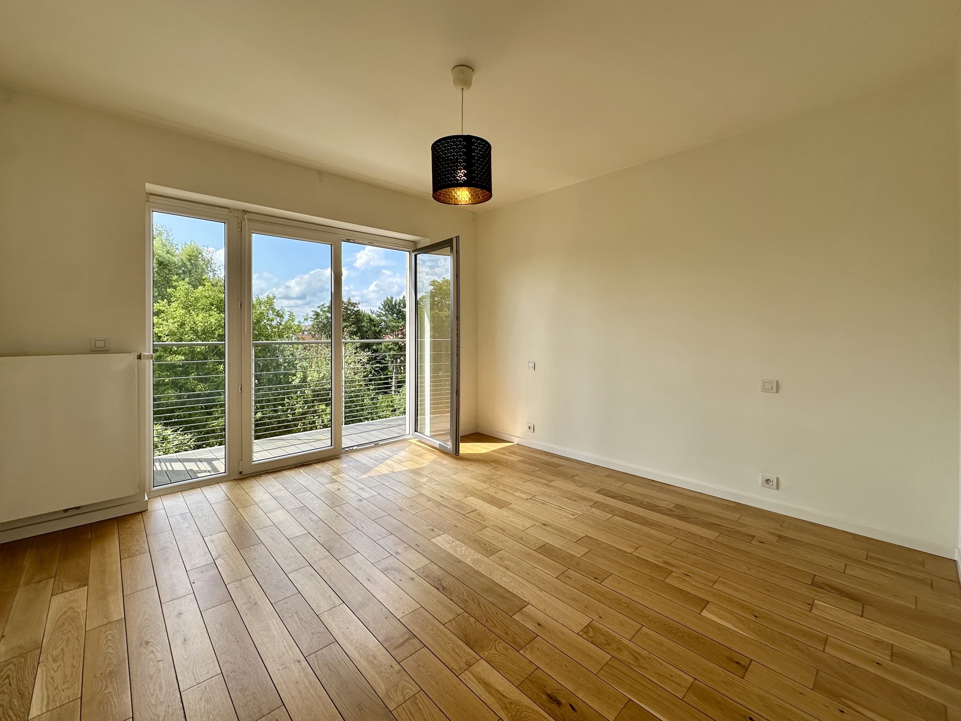 appartement 1.290 € Uccle Fleurbeekstraat 14 - 1180 Uccle Stalle | Bathim vous présente ce lumineux appartement 2 chambres, au rez-de-chaussée d'un immeuble récent avec ascenseur. Situé à proximité de — Logement à louer à Brussels