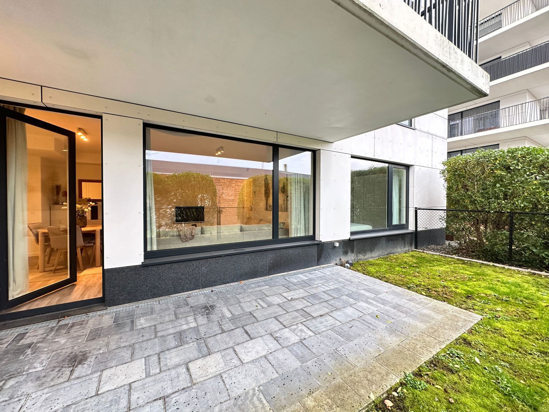 appartement 1.250 € Schaerbeek Avenue Léon Grosjean 102 - 1030 Schaerbeek Bathim vous propose un bel appartement situé au au rez-de-chaussée dans un clos sécurisé et privatif. L'appartement est entièr — Appartement à louer à Brussels