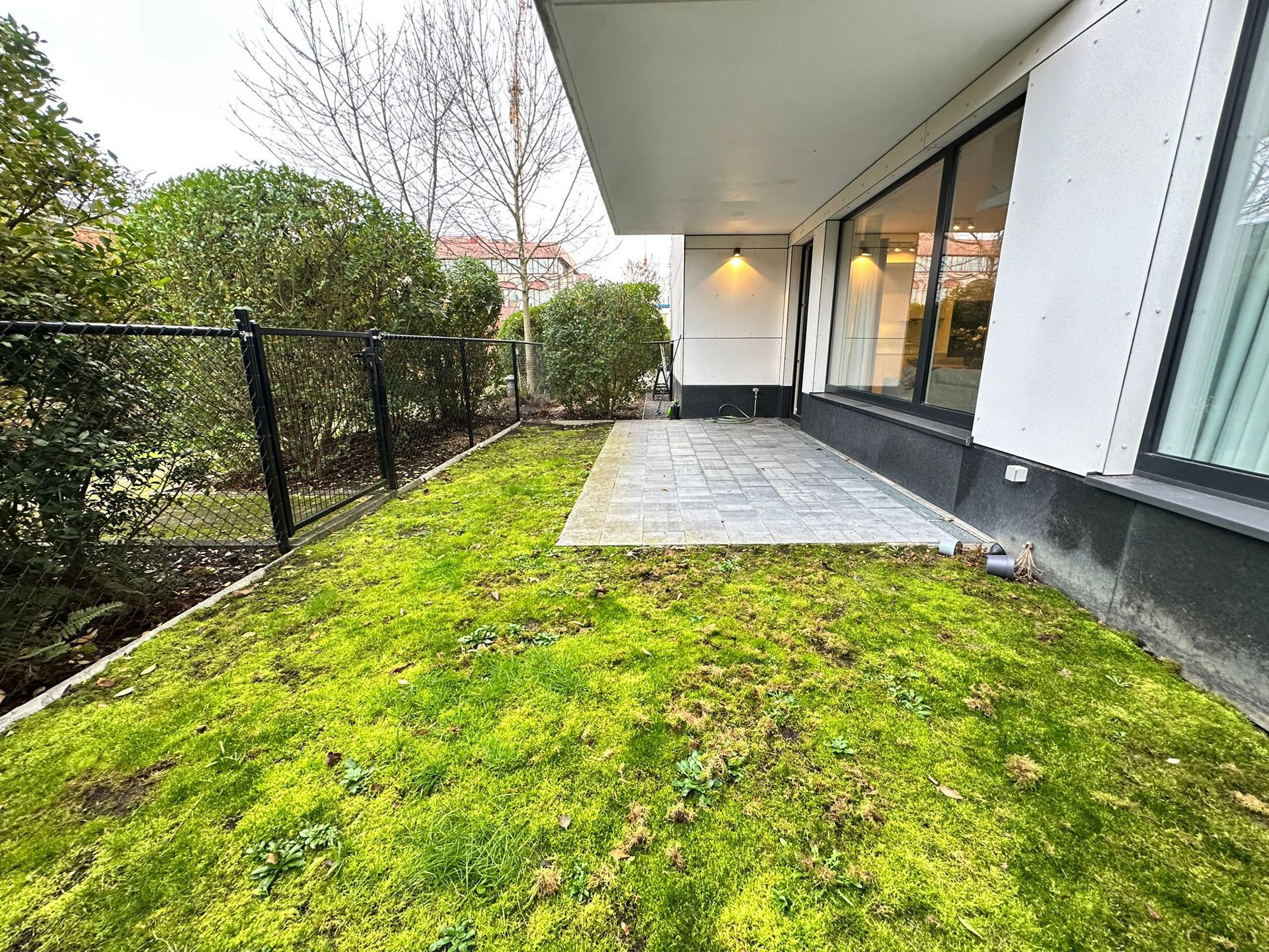 appartement 1.250 € Schaerbeek Avenue Léon Grosjean 102 - 1030 Schaerbeek Bathim vous propose un bel appartement situé au au rez-de-chaussée dans un clos sécurisé et privatif. L'appartement est entièr — Appartement à louer à Brussels