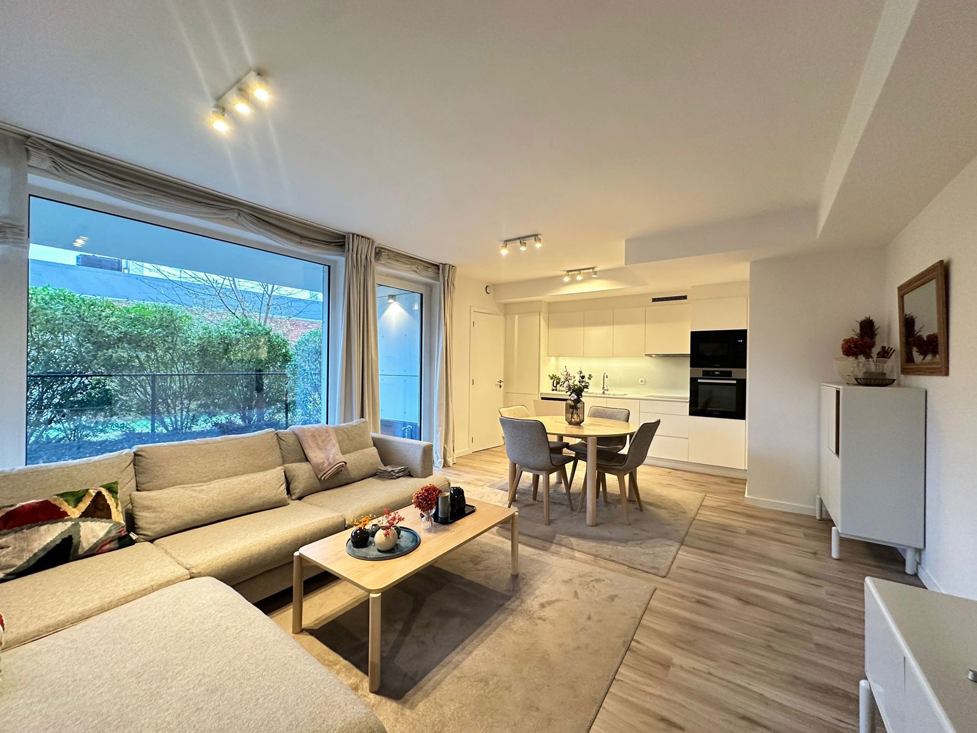 appartement 1.250 € Schaerbeek Avenue Léon Grosjean 102 - 1030 Schaerbeek Bathim vous propose un bel appartement situé au au rez-de-chaussée dans un clos sécurisé et privatif. L'appartement est entièr — Appartement à louer à Brussels