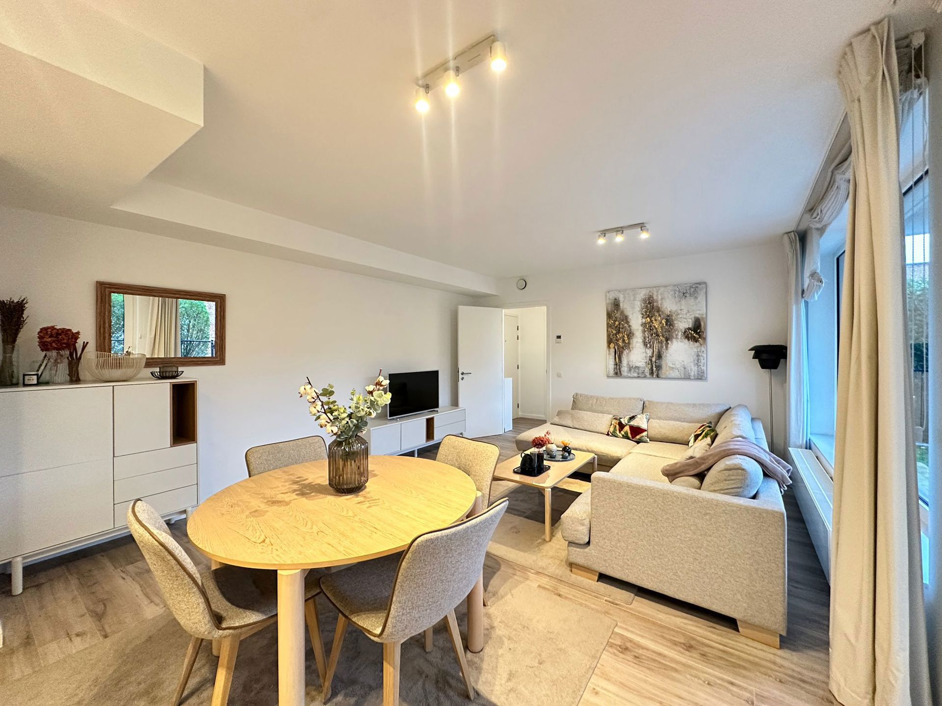 appartement 1.250 € Schaerbeek Avenue Léon Grosjean 102 - 1030 Schaerbeek Bathim vous propose un bel appartement situé au au rez-de-chaussée dans un clos sécurisé et privatif. L'appartement est entièr — Appartement à louer à Brussels