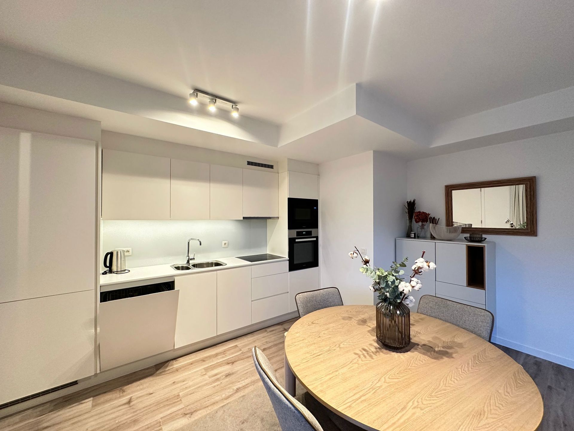 appartement 1.250 € Schaerbeek Avenue Léon Grosjean 102 - 1030 Schaerbeek Bathim vous propose un bel appartement situé au au rez-de-chaussée dans un clos sécurisé et privatif. L'appartement est entièr — Appartement à louer à Brussels