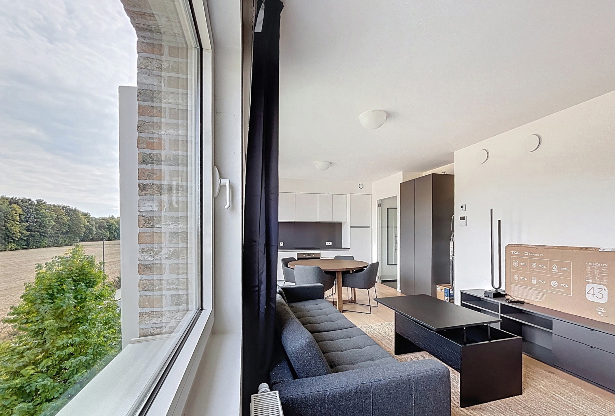 appartement 1.100 € Kraainem 282 - 1950 Kraainem Bathim vous propose The Crow-n, un nouvel immeuble moderne composé de studios et d’appartements. Ce studio meublé avec terrasse, d’une superficie de 43 — Studio à louer à Brussels