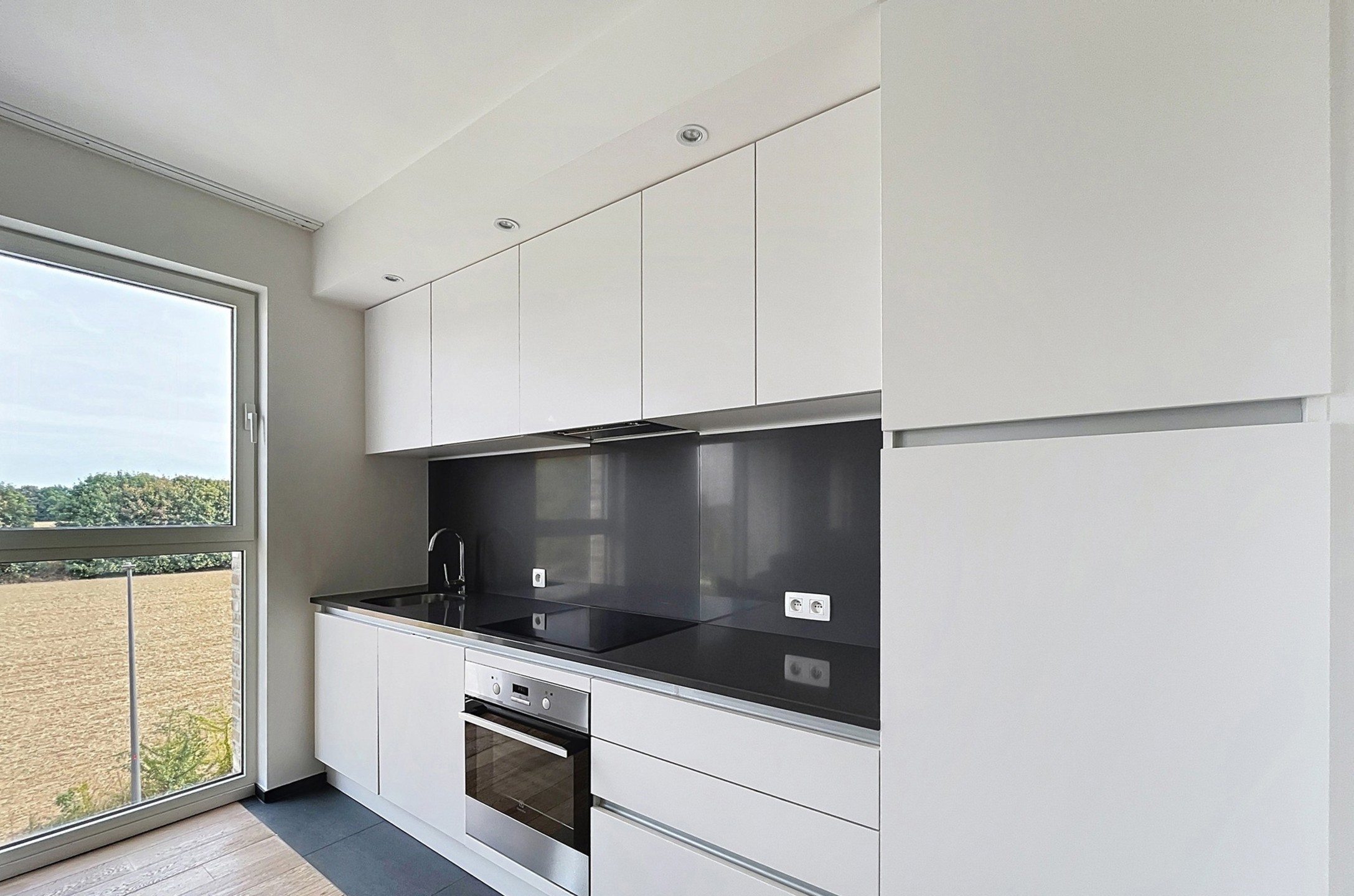 appartement 1.100 € Kraainem 282 - 1950 Kraainem Bathim vous propose The Crow-n, un nouvel immeuble moderne composé de studios et d’appartements. Ce studio meublé avec terrasse, d’une superficie de 43 — Studio à louer à Brussels