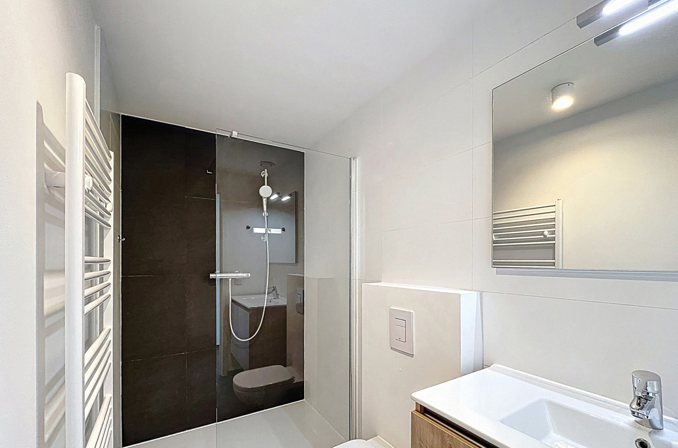 appartement 1.100 € Kraainem 282 - 1950 Kraainem Bathim vous propose The Crow-n, un nouvel immeuble moderne composé de studios et d’appartements. Ce studio meublé avec terrasse, d’une superficie de 43 — Studio à louer à Brussels