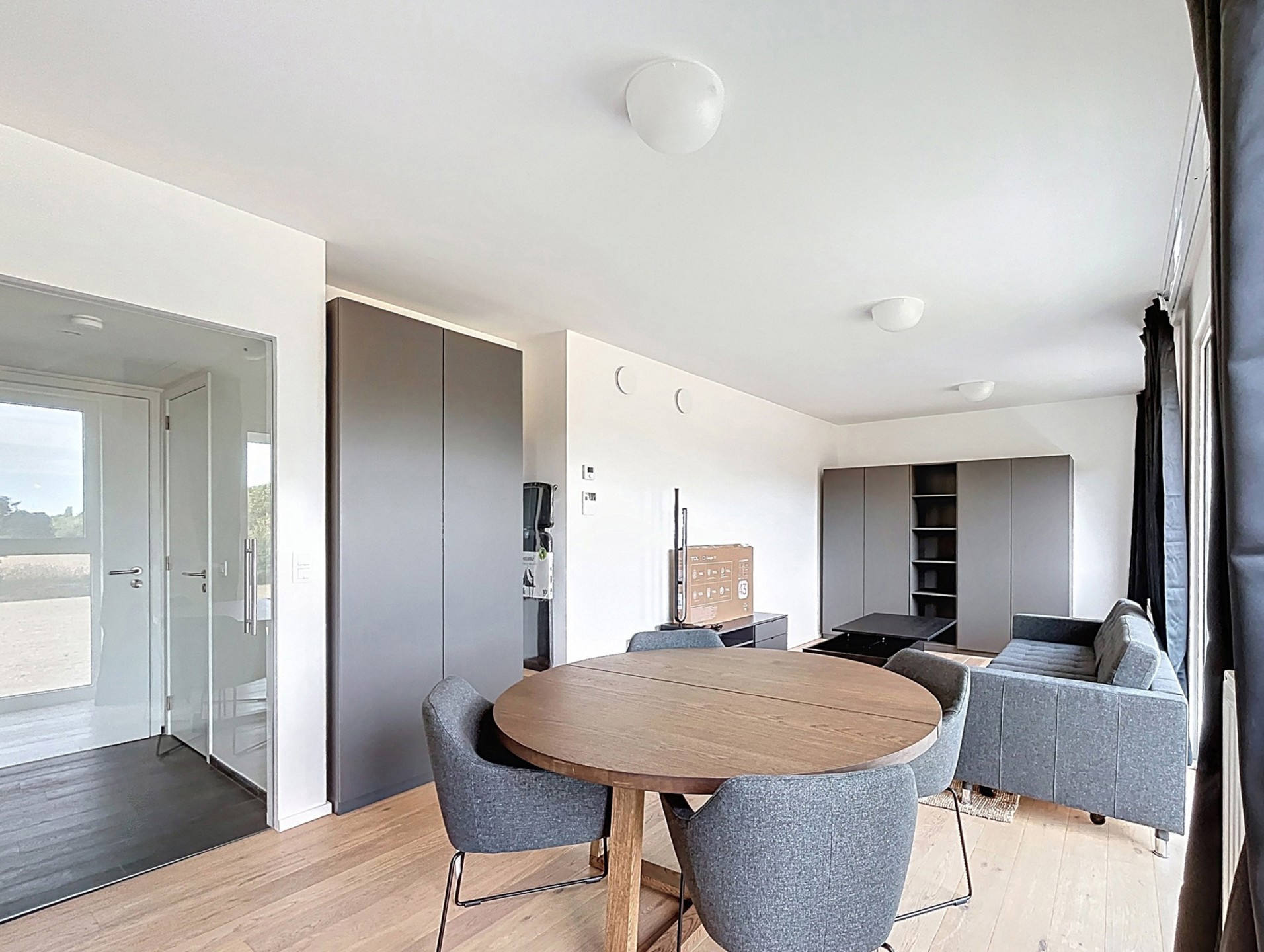 appartement 1.100 € Kraainem 282 - 1950 Kraainem Bathim vous propose The Crow-n, un nouvel immeuble moderne composé de studios et d’appartements. Ce studio meublé avec terrasse, d’une superficie de 43 — Studio à louer à Brussels