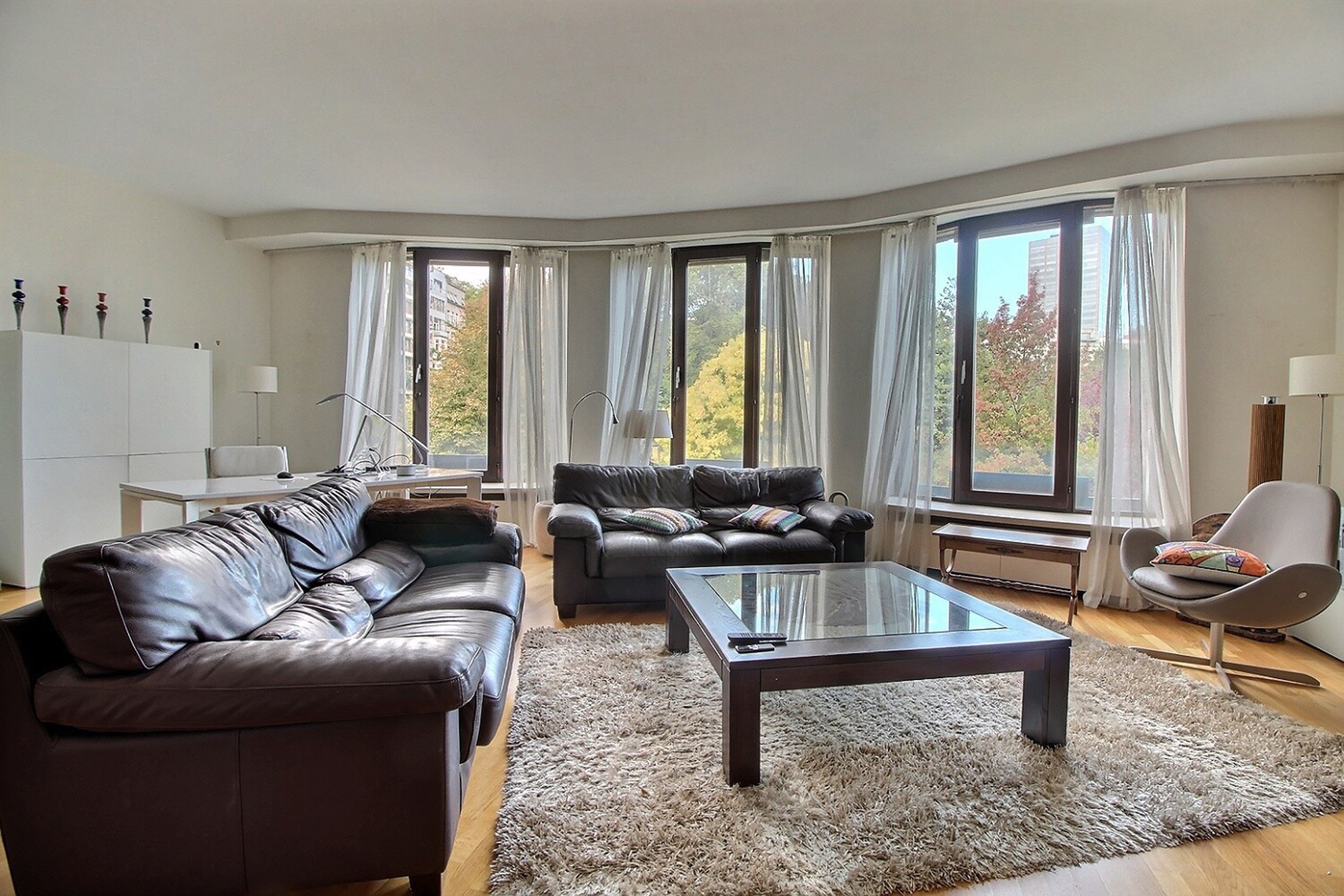 appartement 3.000 € Ixelles Rue de Belle-Vue 24 - 1050 Ixelles JARDIN DU ROI: 2ème étage d'un immeuble de l’architecte André Jacquemin, idéalement situé. Très lumineux, grandes réceptions et magnifiqu — Logement à louer à Brussels