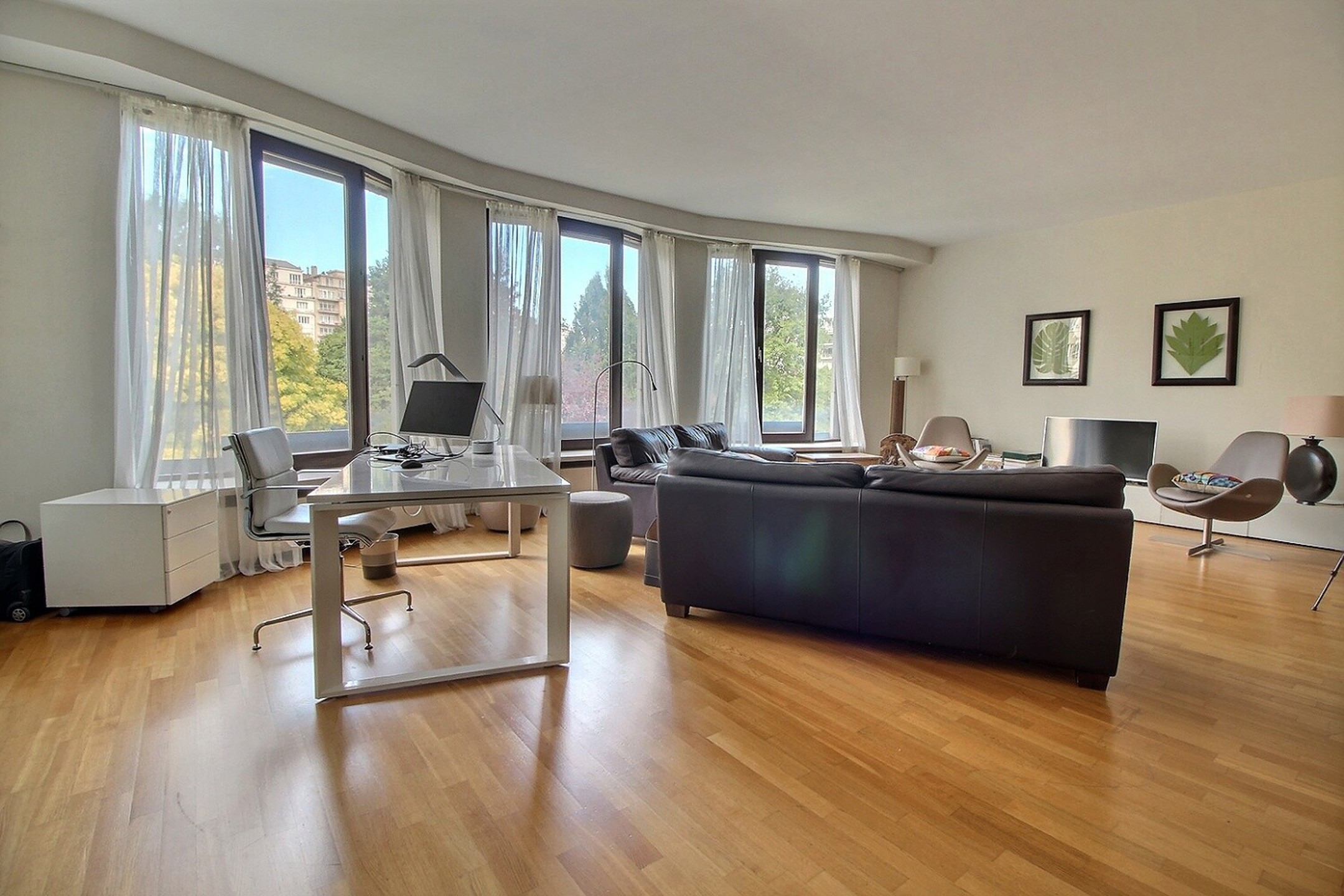 appartement 3.000 € Ixelles Rue de Belle-Vue 24 - 1050 Ixelles JARDIN DU ROI: 2ème étage d'un immeuble de l’architecte André Jacquemin, idéalement situé. Très lumineux, grandes réceptions et magnifiqu — Logement à louer à Brussels