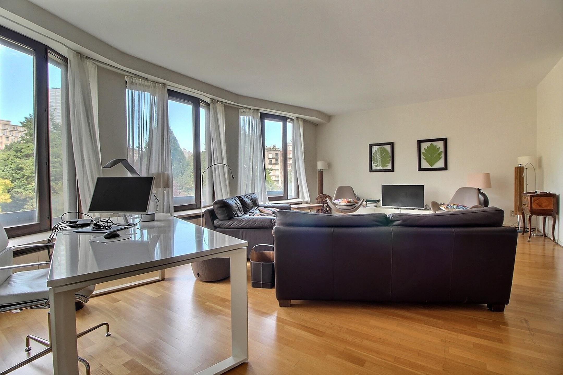 appartement 3.000 € Ixelles Rue de Belle-Vue 24 - 1050 Ixelles JARDIN DU ROI: 2ème étage d'un immeuble de l’architecte André Jacquemin, idéalement situé. Très lumineux, grandes réceptions et magnifiqu — Logement à louer à Brussels