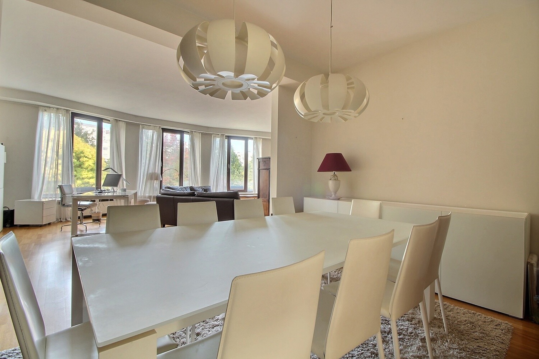 appartement 3.000 € Ixelles Rue de Belle-Vue 24 - 1050 Ixelles JARDIN DU ROI: 2ème étage d'un immeuble de l’architecte André Jacquemin, idéalement situé. Très lumineux, grandes réceptions et magnifiqu — Logement à louer à Brussels