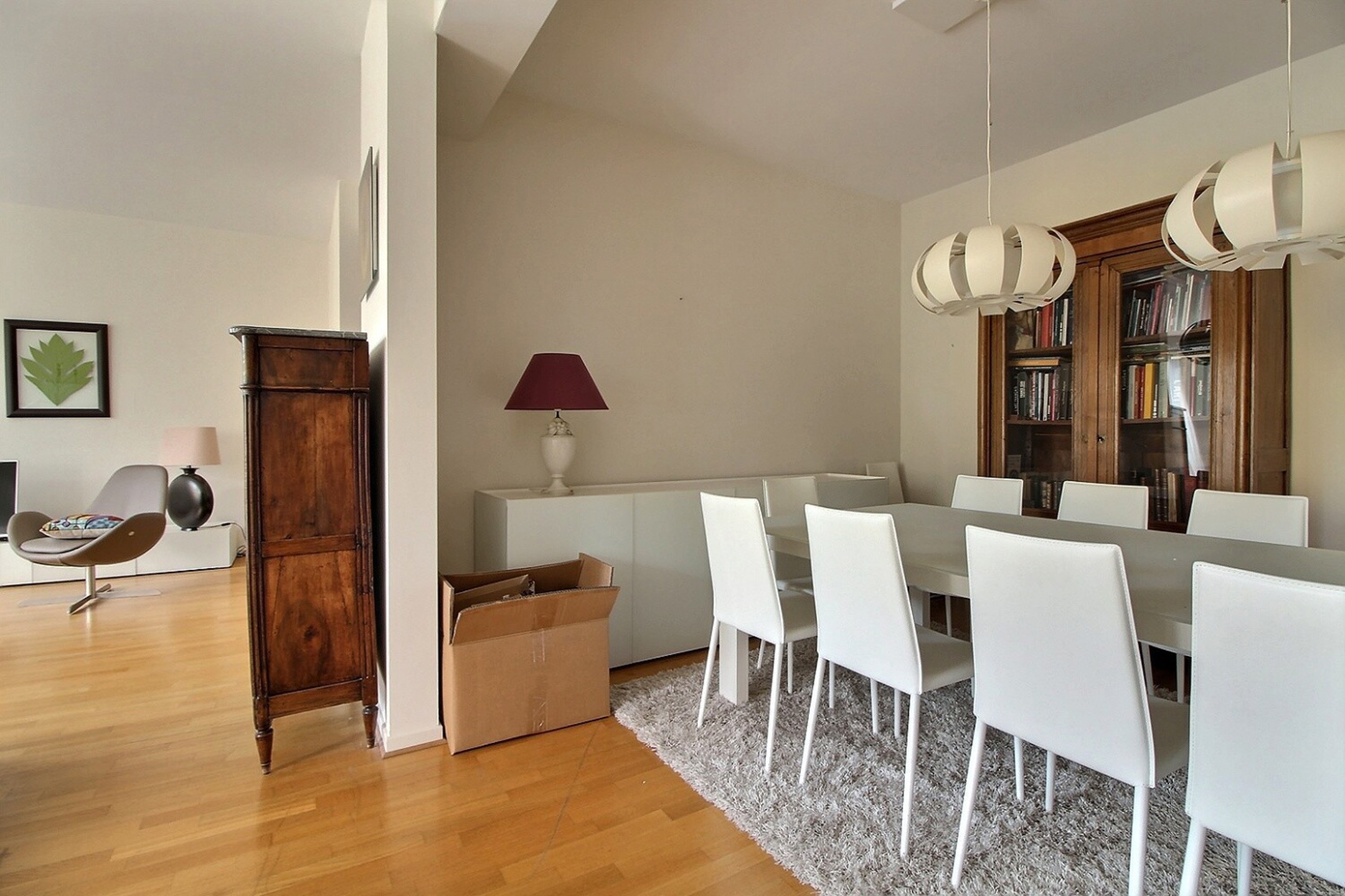appartement 3.000 € Ixelles Rue de Belle-Vue 24 - 1050 Ixelles JARDIN DU ROI: 2ème étage d'un immeuble de l’architecte André Jacquemin, idéalement situé. Très lumineux, grandes réceptions et magnifiqu — Logement à louer à Brussels