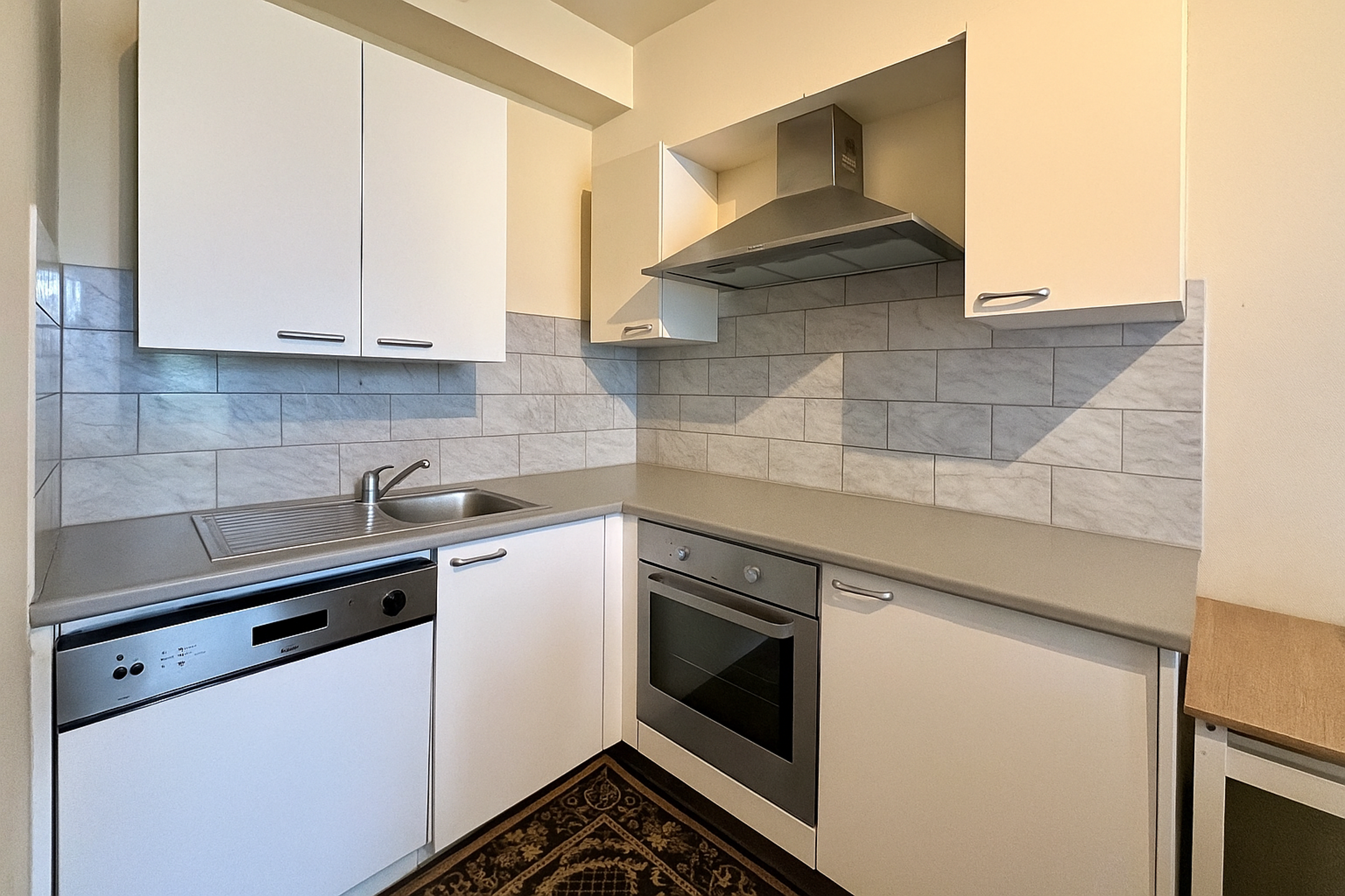 appartement 1.090 € Auderghem Boulevard du Souverain 304 - 1160 Auderghem Val Duchesse | Bathim vous propose un lumineux appartement 1 chambre entièrement meublé et à proximité immédiate des commerces — Logement à louer à Brussels