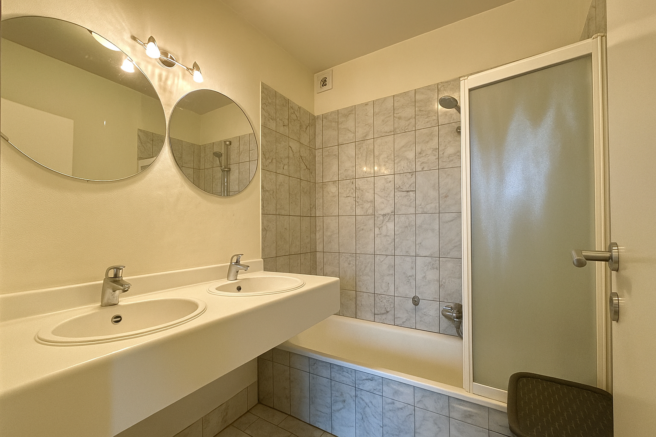 appartement 1.090 € Auderghem Boulevard du Souverain 304 - 1160 Auderghem Val Duchesse | Bathim vous propose un lumineux appartement 1 chambre entièrement meublé et à proximité immédiate des commerces — Logement à louer à Brussels