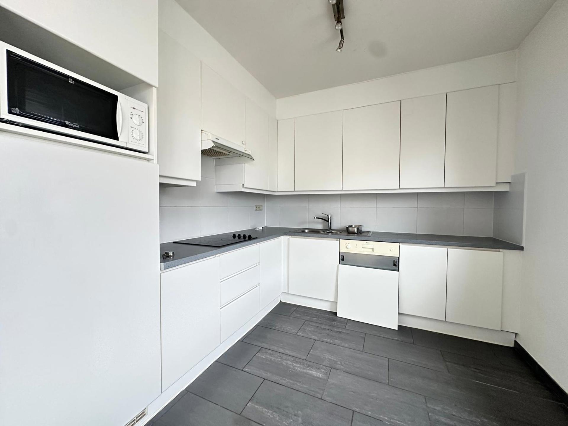 appartement 1.125 € Schaerbeek Boulevard Lambermont 222 - 1030 Schaerbeek **Lumineux appartement 2 chambres avec terrasse** Bathim vous présente ce lumineux appartement de **±100 m² avec terrasse**, s — Appartement à louer à Brussels
