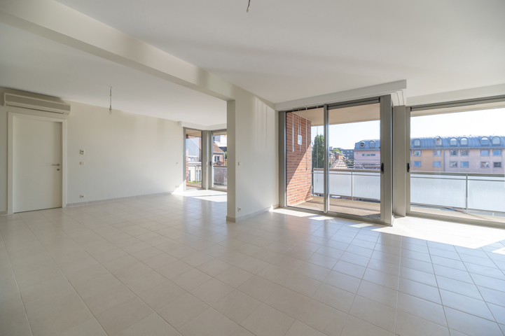 Splendide Appartement 3 Chambres + bureau — Appartement à louer à Etterbeek