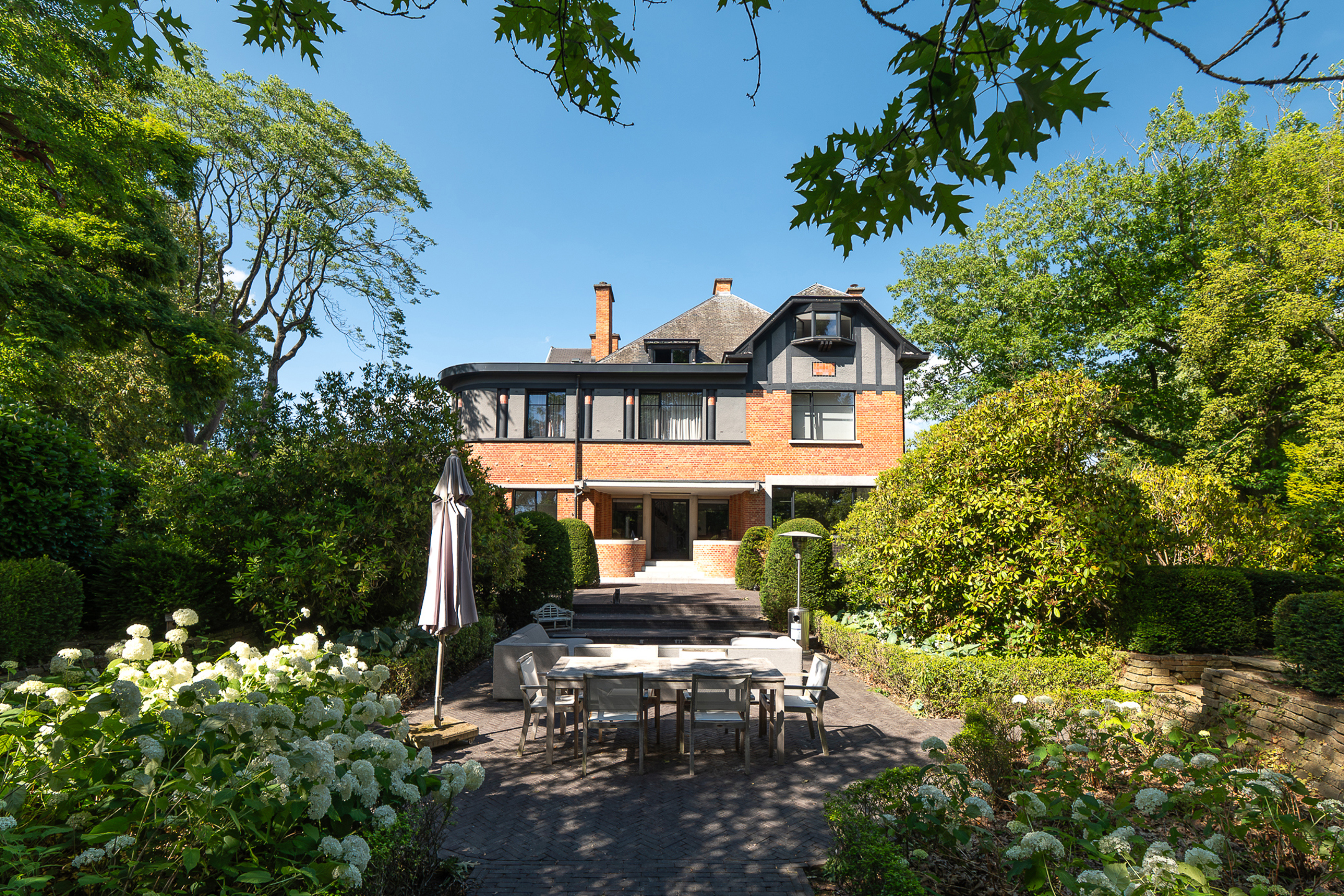 maison 9.000 € Rhode-Saint-Genèse Avenue des Trembles 11 - 1640 Rhode-Saint-Genèse Rhode-Saint-Genèse | Somptueuse villa Art Déco rénovée | ±790 m² | 5 chambres À la lisière de la Forêt de Soignes, da — Maison à louer à Brussels