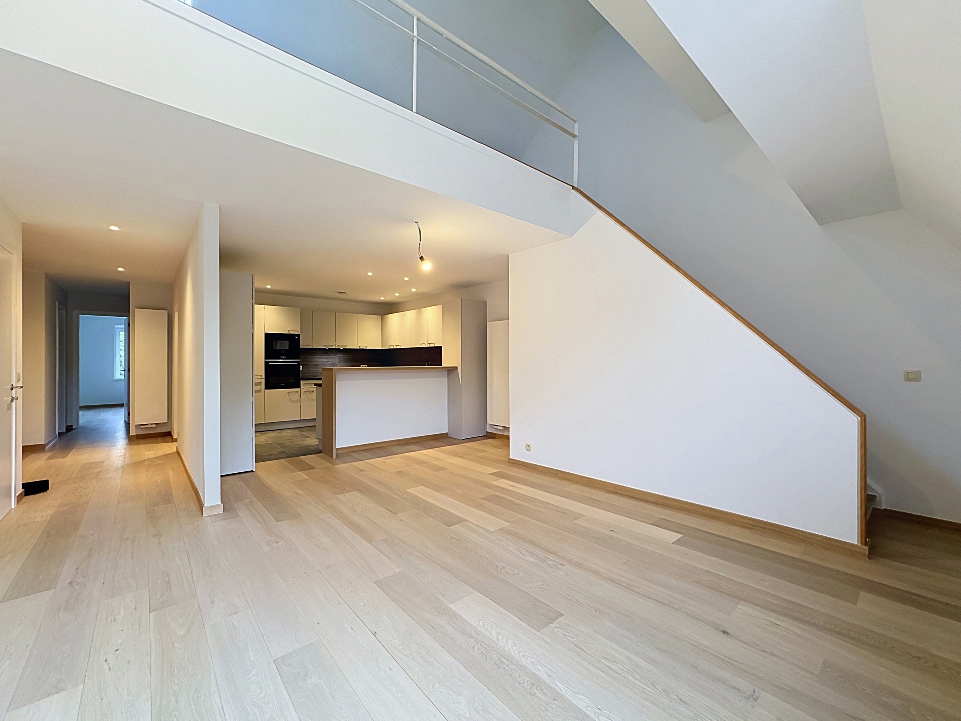 appartement 2.300 € Ixelles Avenue Emile Duray 20 - 1050 Ixelles Bathim & Co vous propose ce superbe appartement entièrement rénové de 140 m², en première occupation après rénovation. Situé avenue Émi — Appartement à louer à Brussels