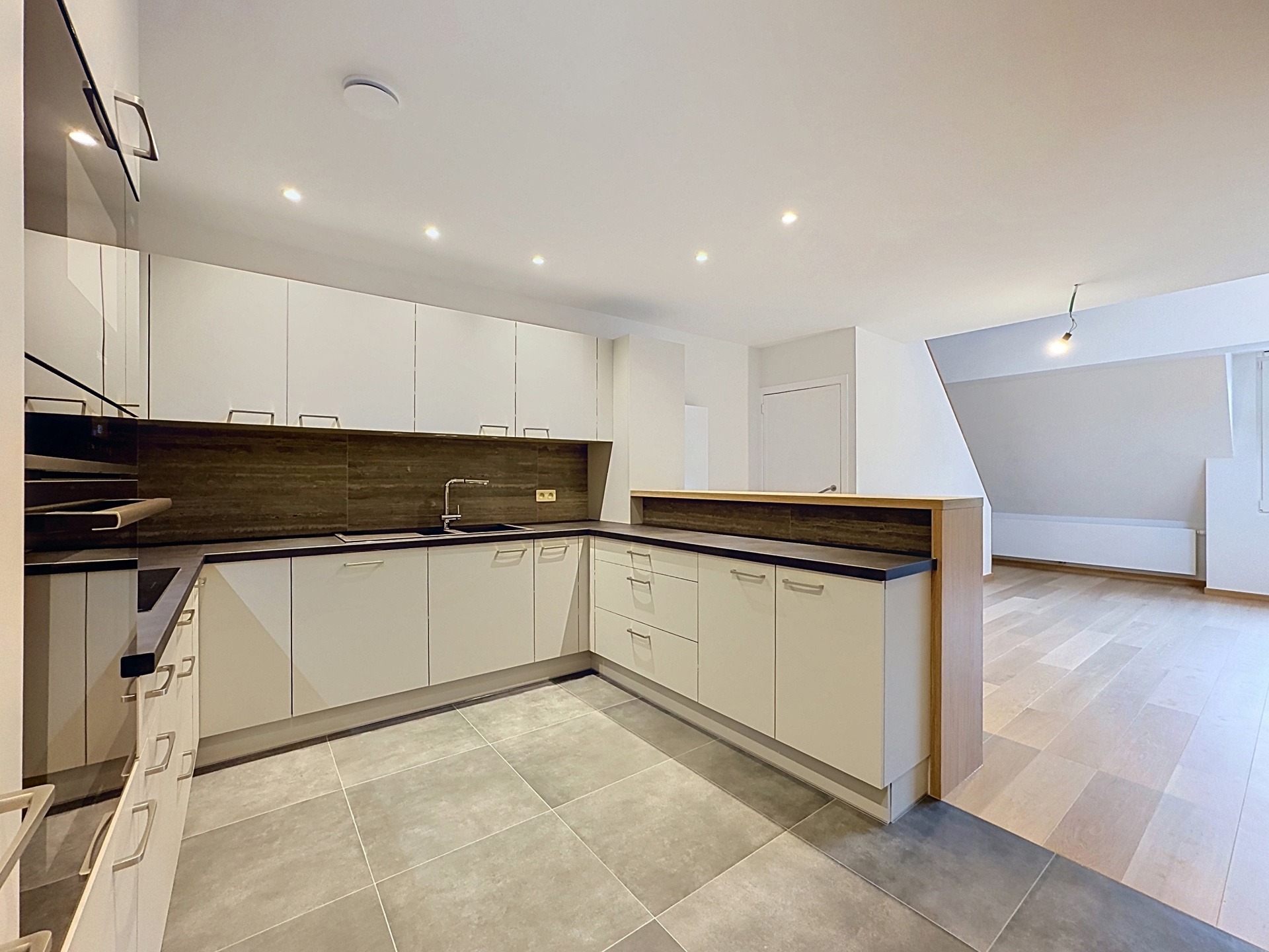 appartement 2.300 € Ixelles Avenue Emile Duray 20 - 1050 Ixelles Bathim & Co vous propose ce superbe appartement entièrement rénové de 140 m², en première occupation après rénovation. Situé avenue Émi — Appartement à louer à Brussels