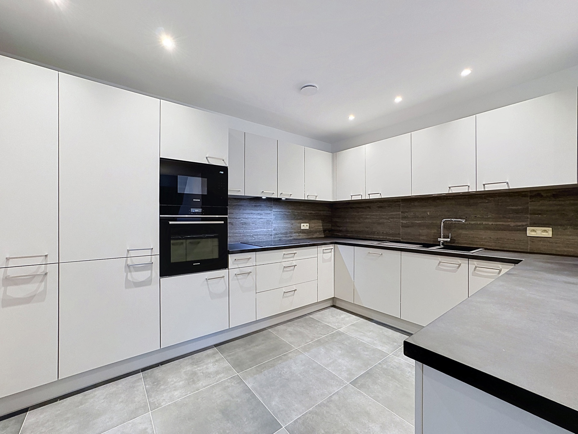 appartement 2.300 € Ixelles Avenue Emile Duray 20 - 1050 Ixelles Bathim & Co vous propose ce superbe appartement entièrement rénové de 140 m², en première occupation après rénovation. Situé avenue Émi — Appartement à louer à Brussels