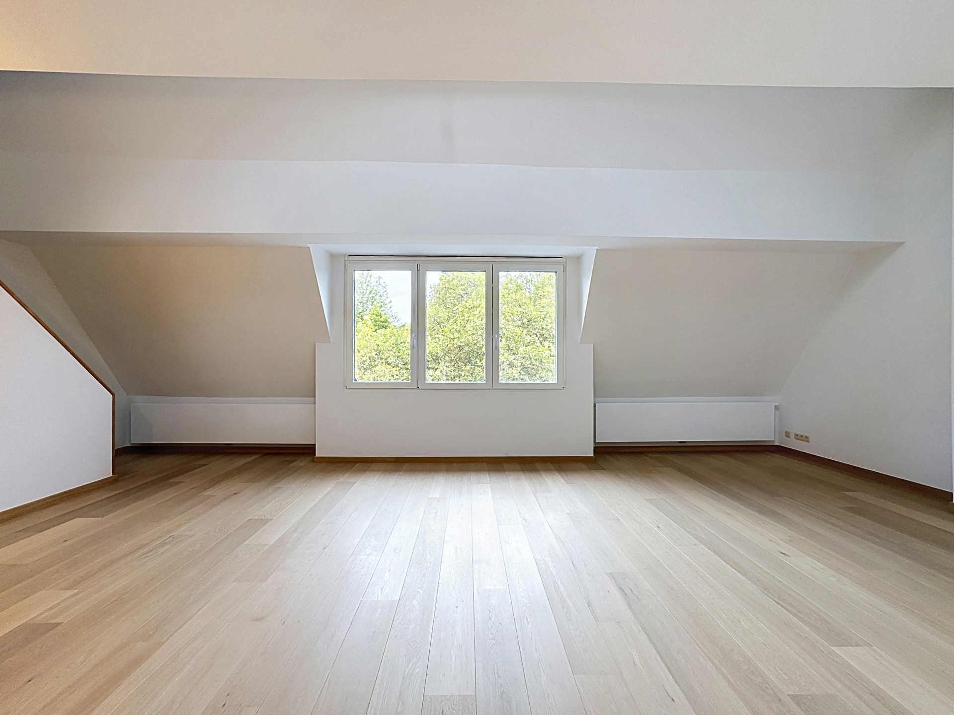 appartement 2.300 € Ixelles Avenue Emile Duray 20 - 1050 Ixelles Bathim & Co vous propose ce superbe appartement entièrement rénové de 140 m², en première occupation après rénovation. Situé avenue Émi — Appartement à louer à Brussels