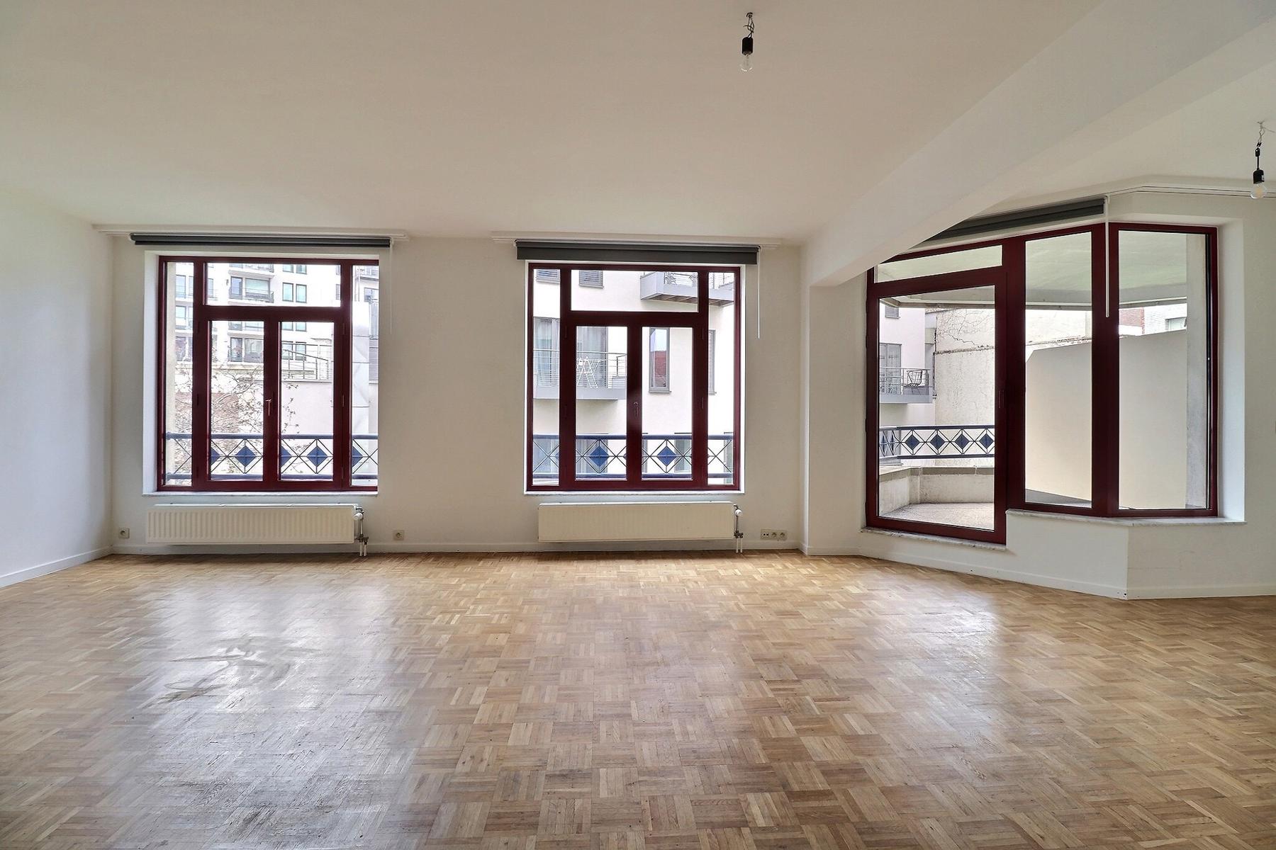 appartement 1.250 € Bruxelles Rue du Vallon 16 - 1000 Bruxelles Libre à partir de mi novembre - Bathim vous propose un grand appartement lumineux situé à proximité immédiate de Arts Loi. Celui-ci se c — Appartement à louer à Brussels