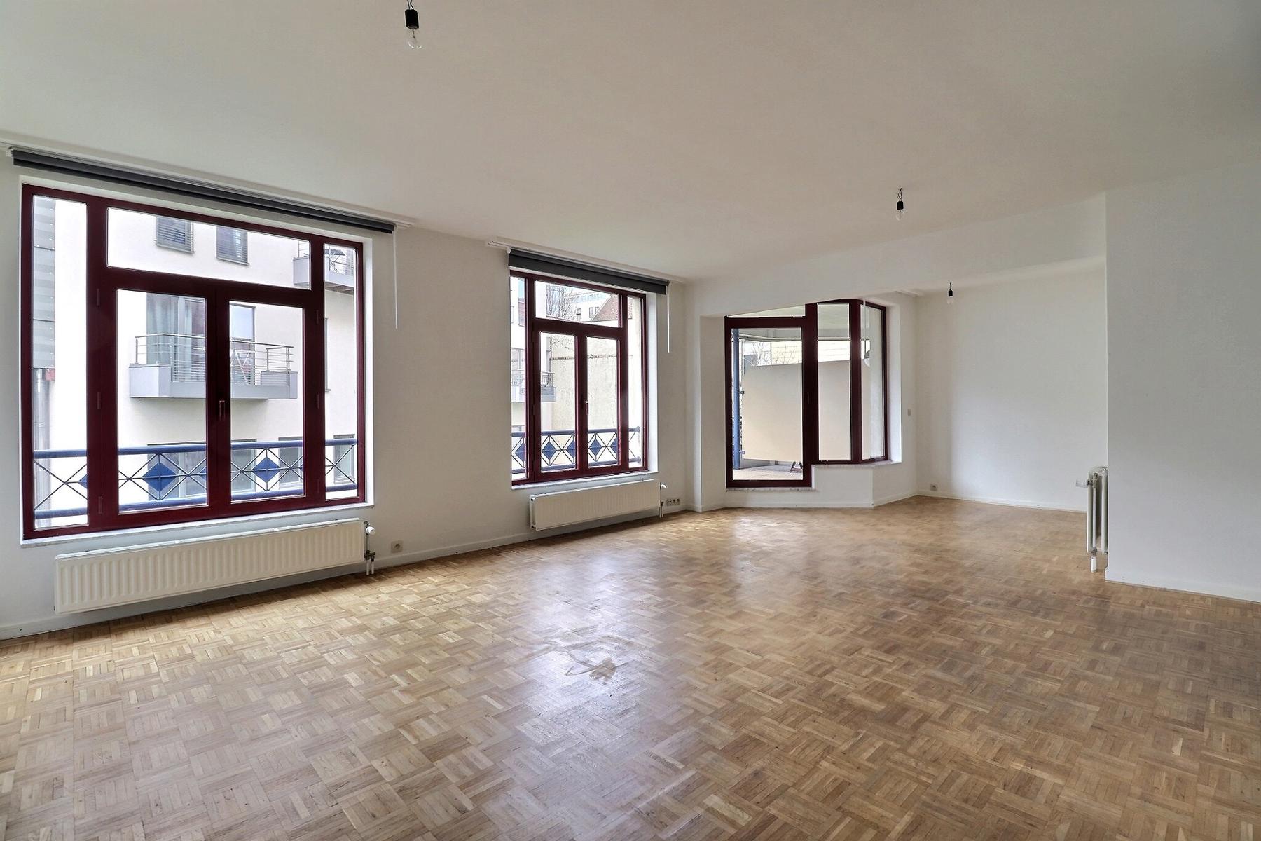 appartement 1.250 € Bruxelles Rue du Vallon 16 - 1000 Bruxelles Libre à partir de mi novembre - Bathim vous propose un grand appartement lumineux situé à proximité immédiate de Arts Loi. Celui-ci se c — Appartement à louer à Brussels