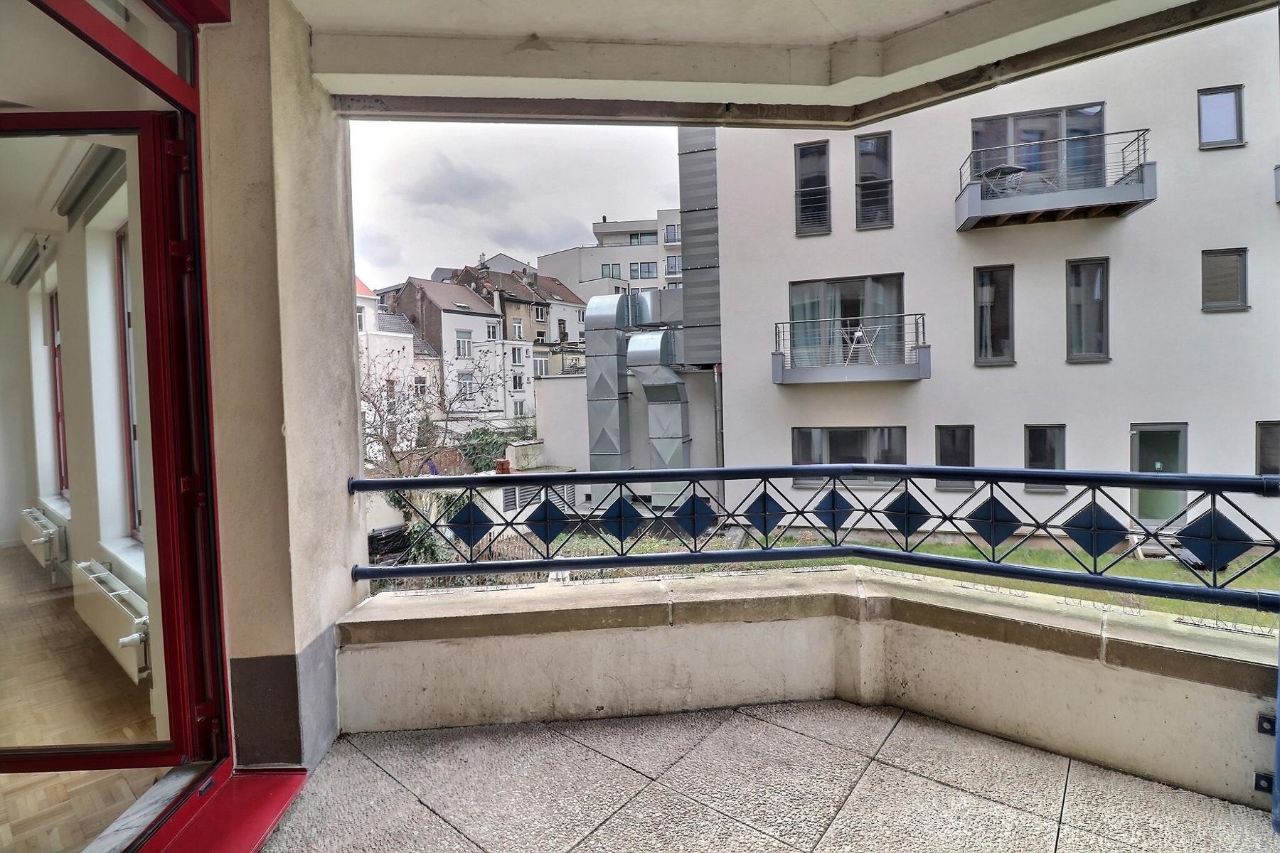 appartement 1.250 € Bruxelles Rue du Vallon 16 - 1000 Bruxelles Libre à partir de mi novembre - Bathim vous propose un grand appartement lumineux situé à proximité immédiate de Arts Loi. Celui-ci se c — Appartement à louer à Brussels